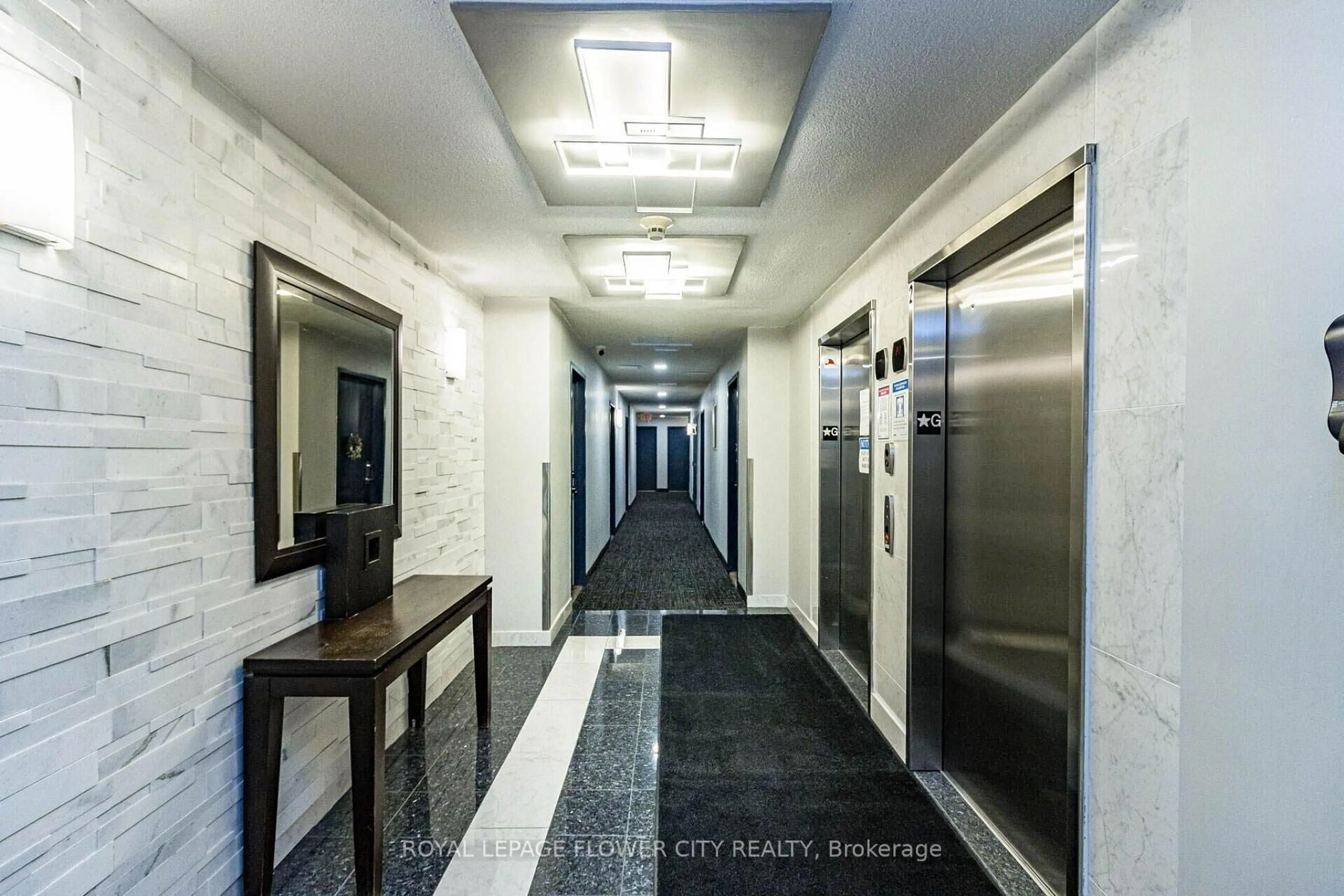 Indoor foyer for 2464 Weston Rd #907, Toronto Ontario M9N 0A2
