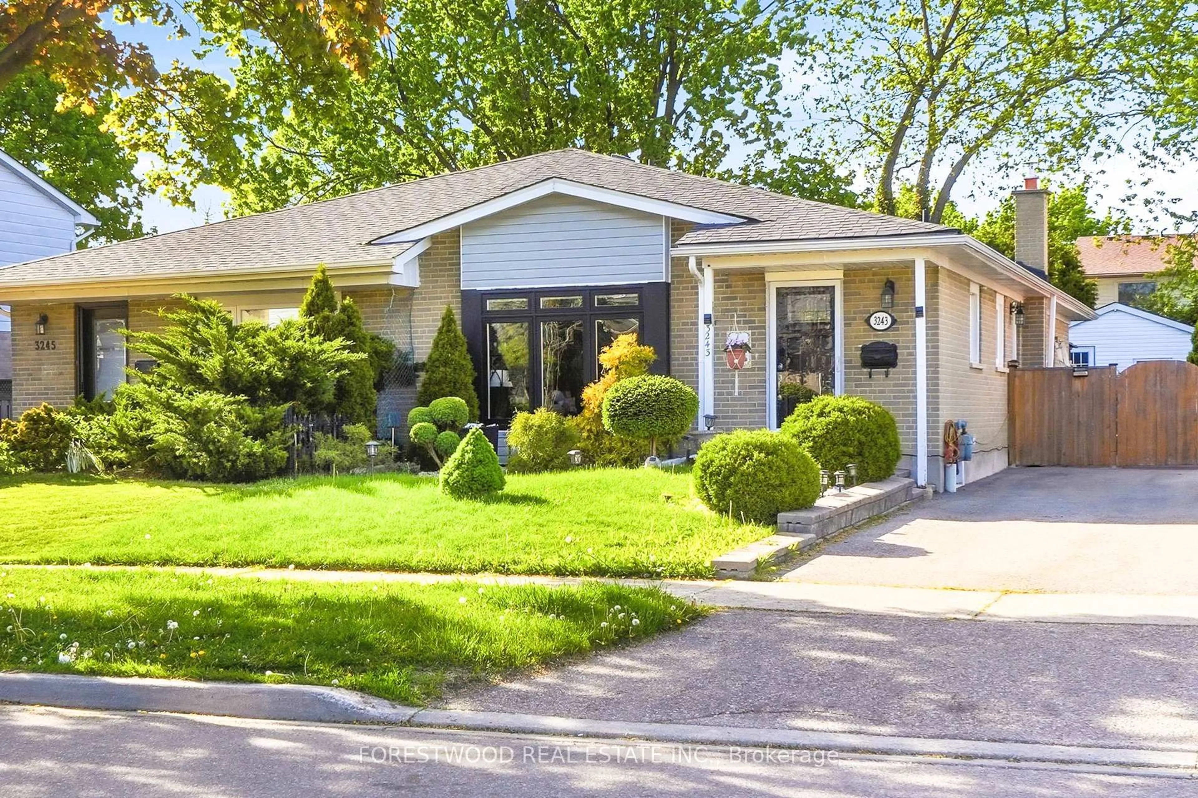 Home with vinyl exterior material, street for 3243 Gwendale Cres, Mississauga Ontario L5A 3B6