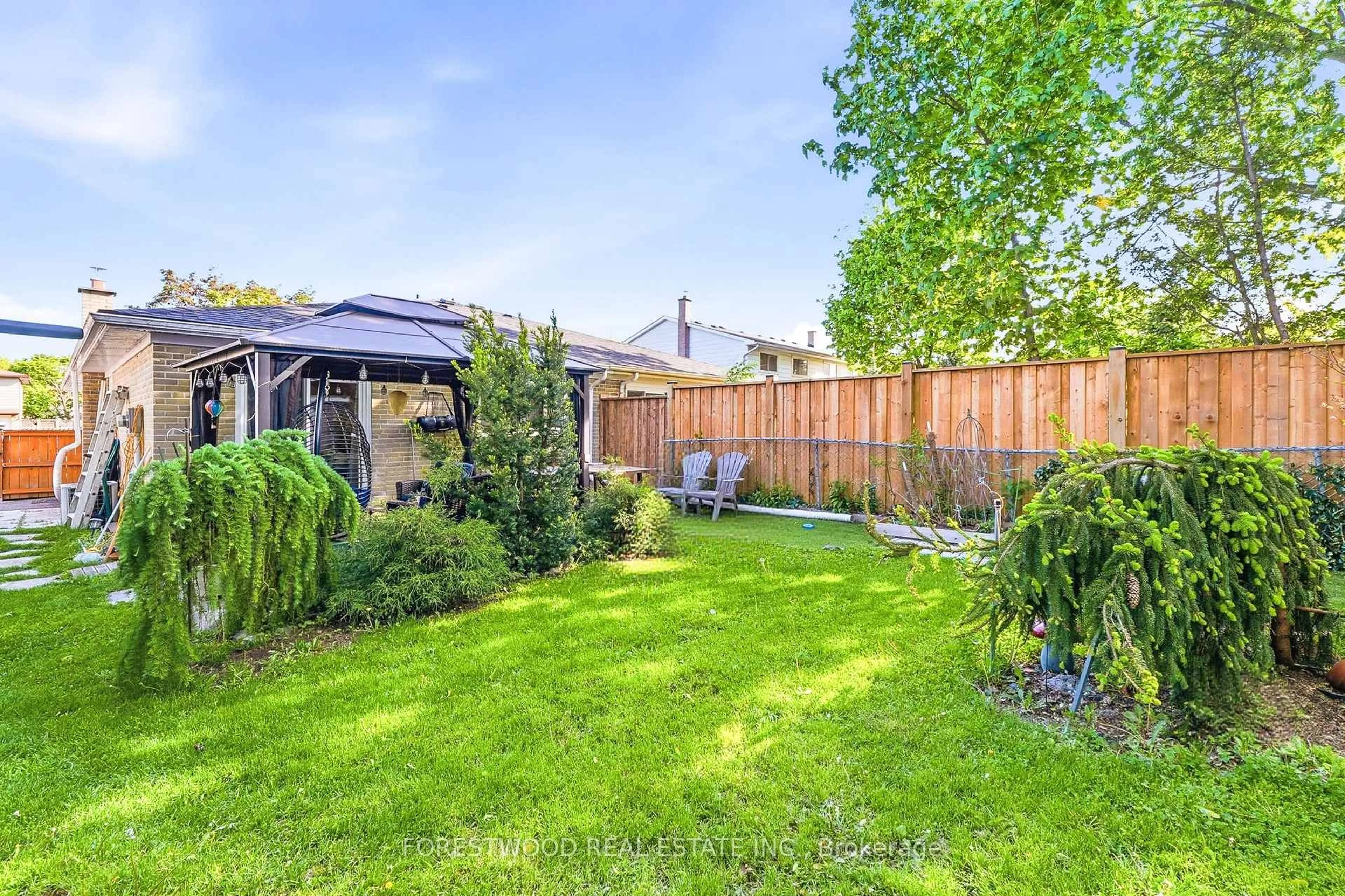 Patio, street for 3243 Gwendale Cres, Mississauga Ontario L5A 3B6