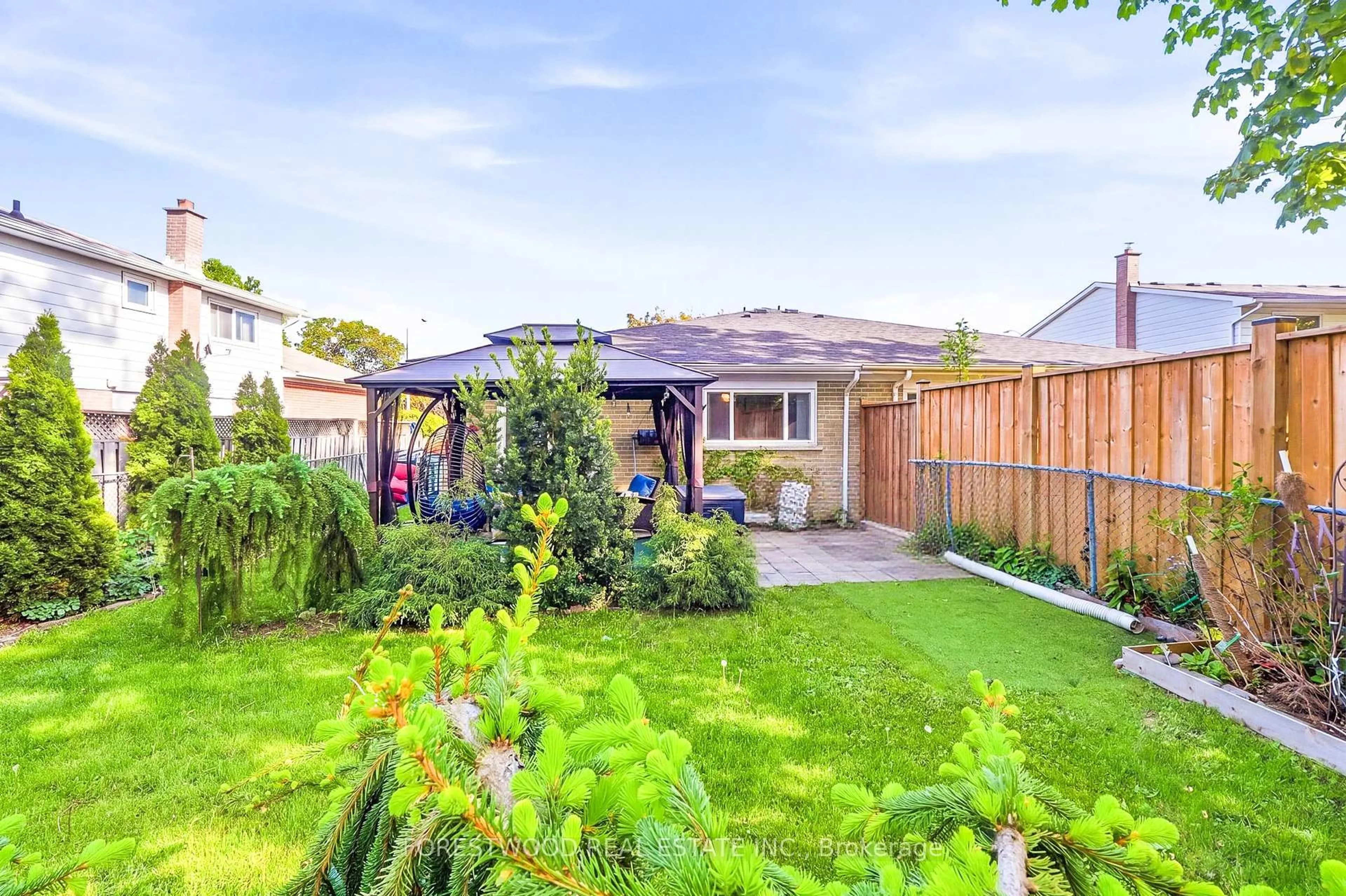 A pic from outside/outdoor area/front of a property/back of a property/a pic from drone, street for 3243 Gwendale Cres, Mississauga Ontario L5A 3B6