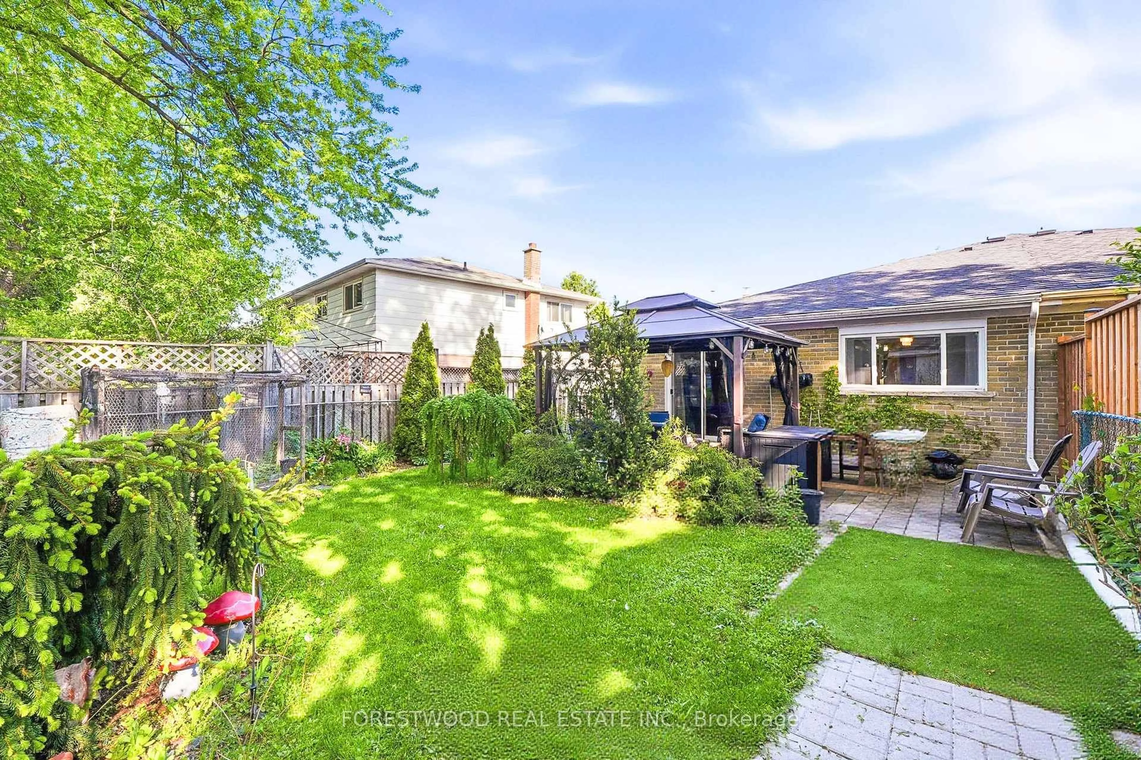 A pic from outside/outdoor area/front of a property/back of a property/a pic from drone, street for 3243 Gwendale Cres, Mississauga Ontario L5A 3B6