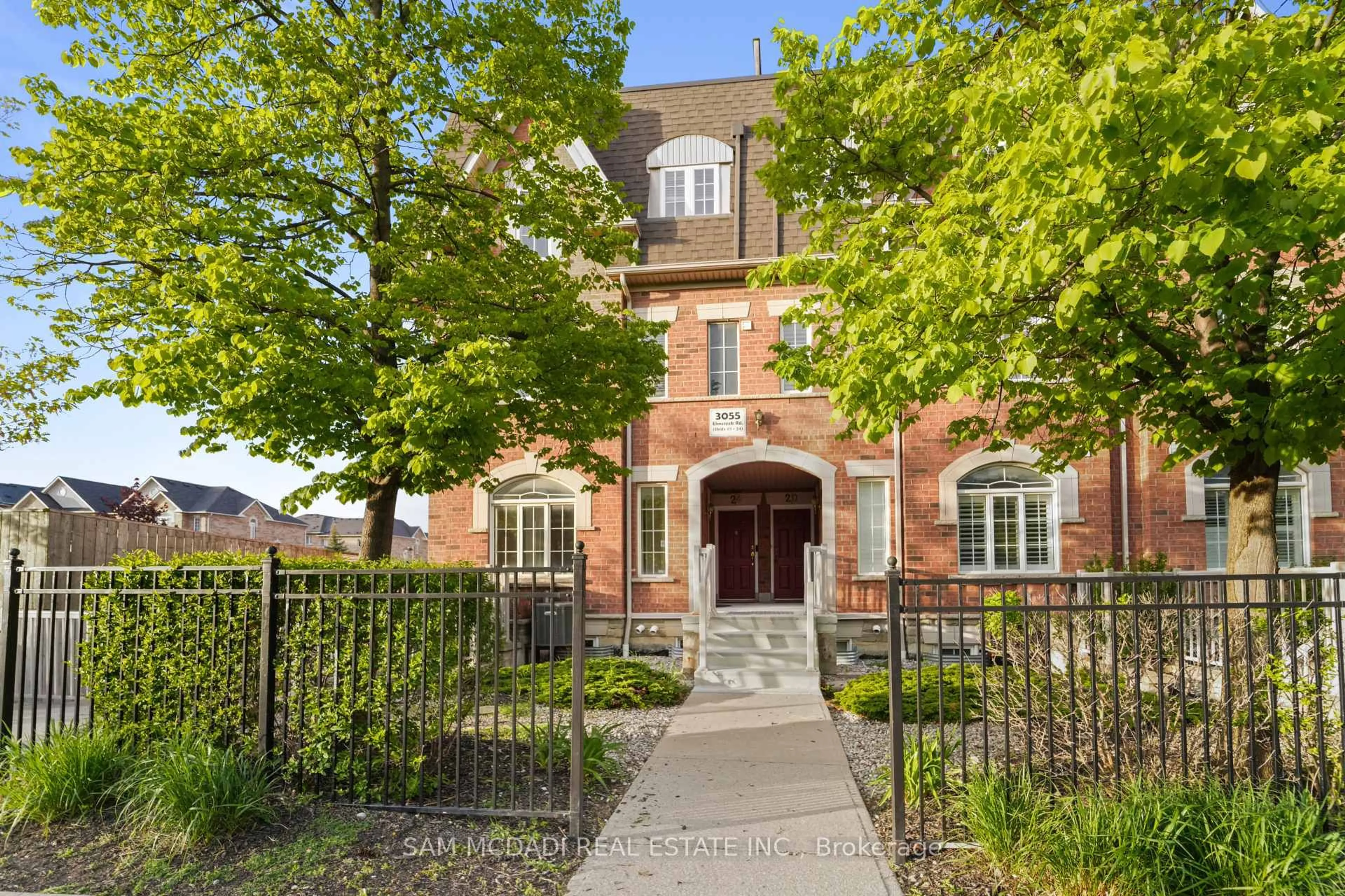 Home with brick exterior material, street for 3055 Elmcreek Rd #22, Mississauga Ontario L5B 4J9