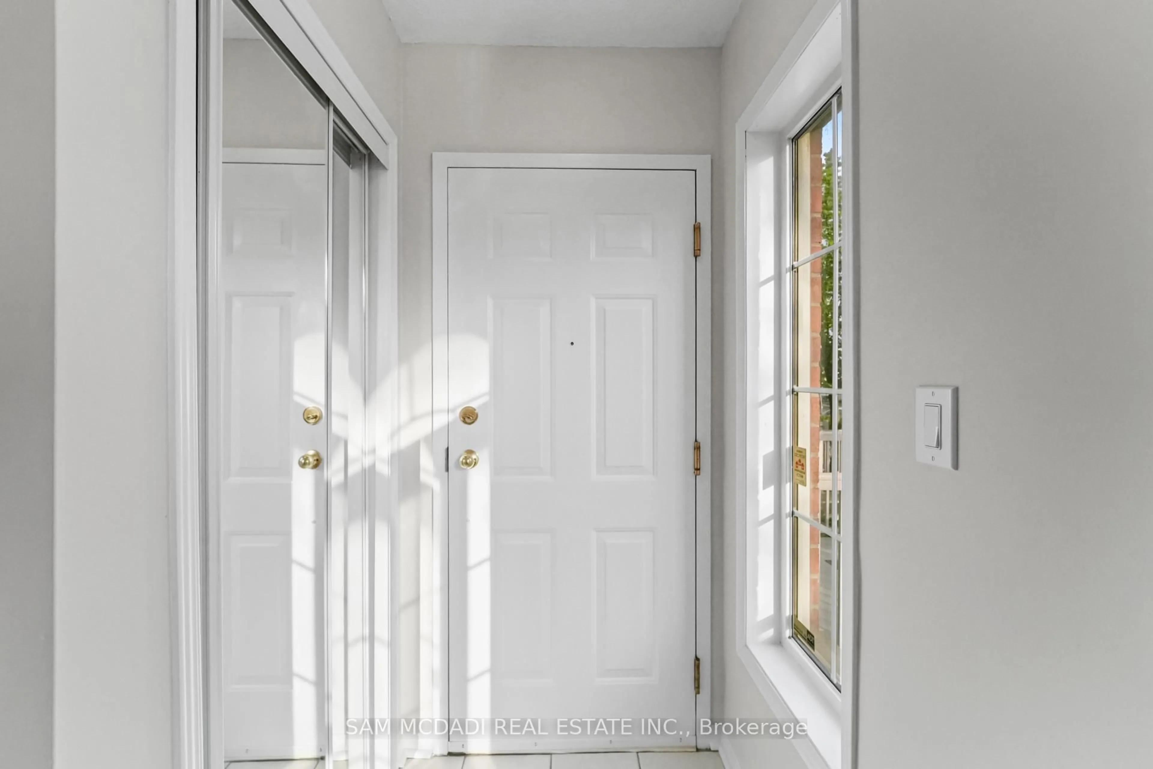 Indoor entryway for 3055 Elmcreek Rd #22, Mississauga Ontario L5B 4J9