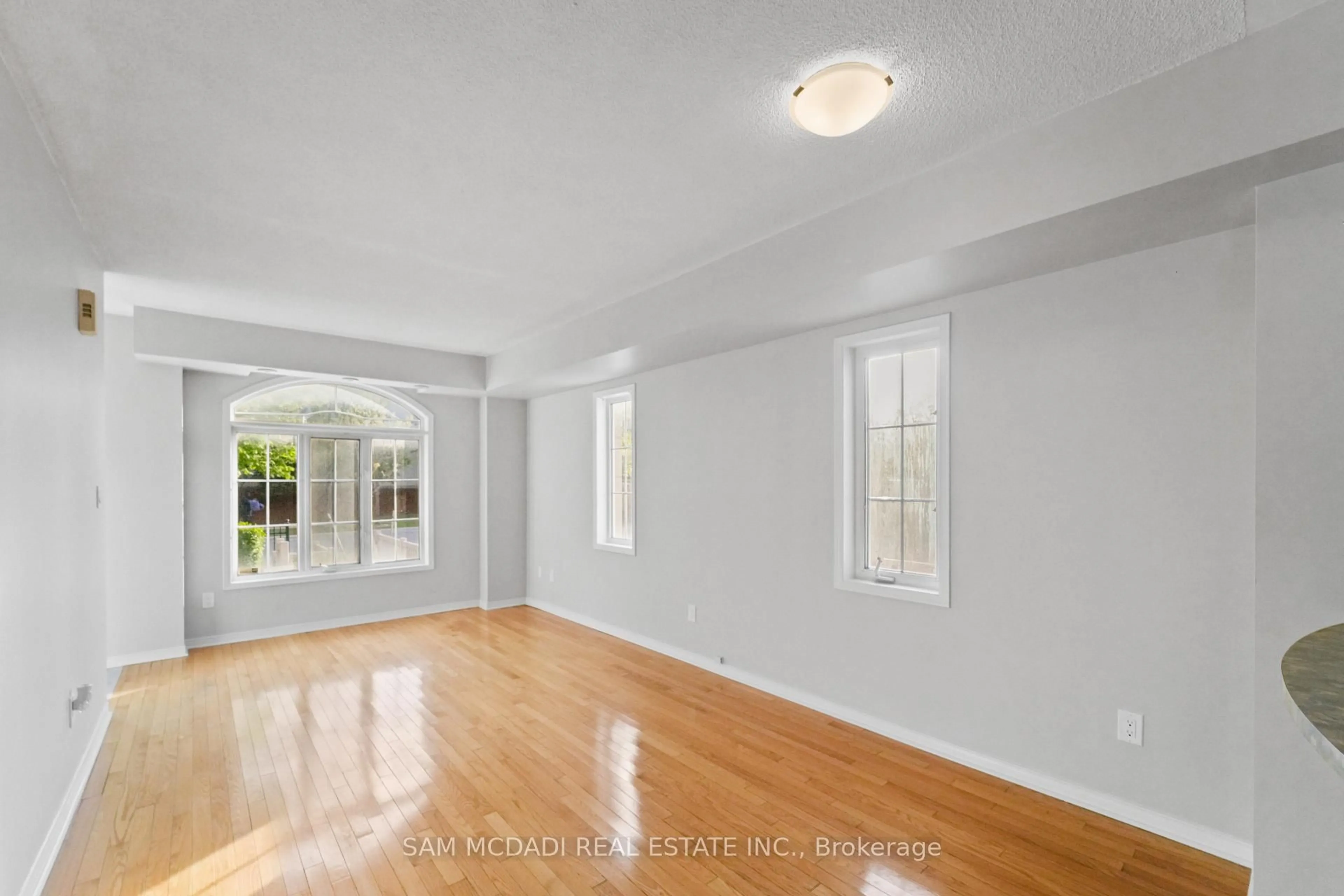 A pic of a room for 3055 Elmcreek Rd #22, Mississauga Ontario L5B 4J9