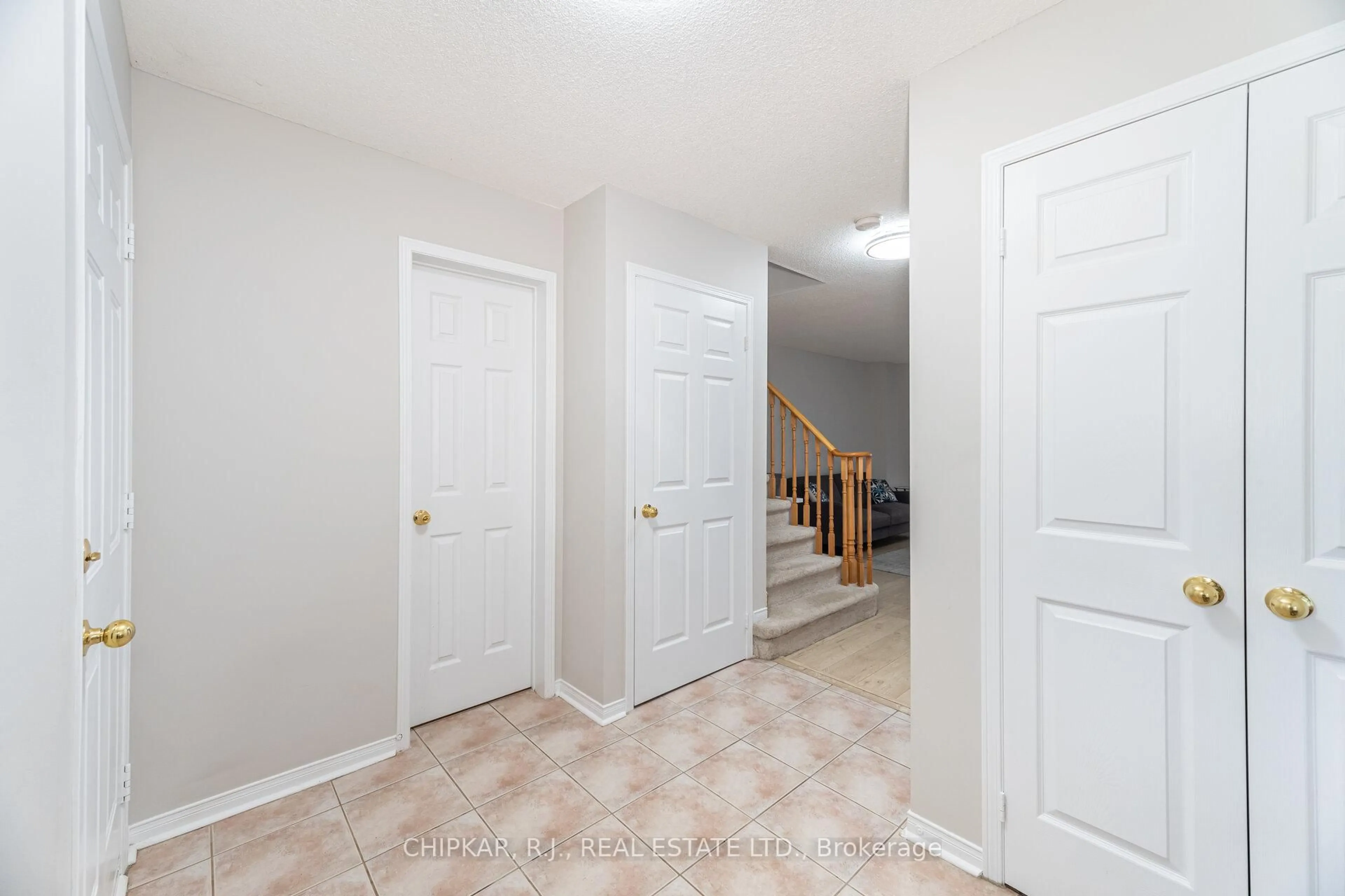 Indoor entryway for 1280 Foxglove Pl, Mississauga Ontario L5V 2N3