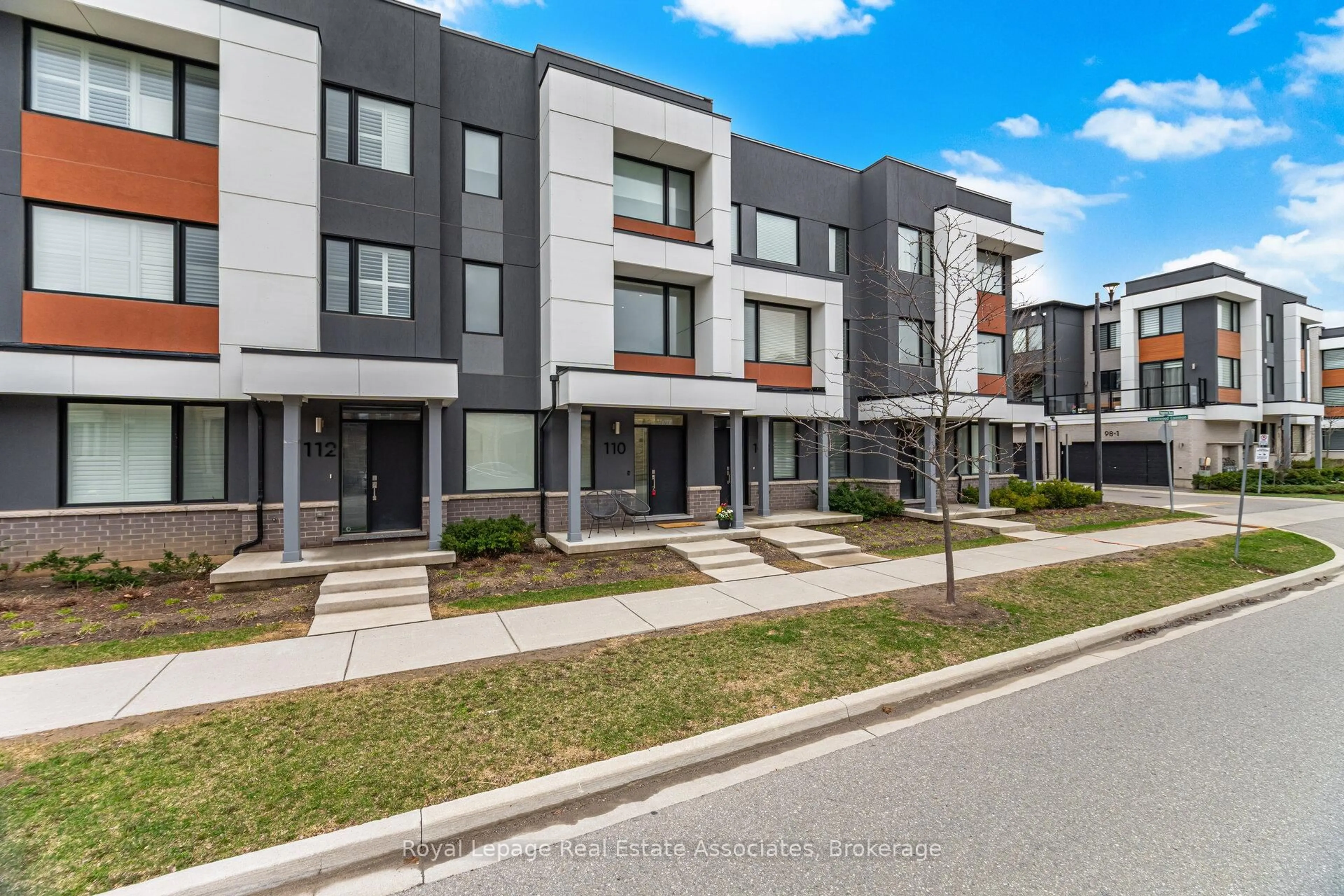 A pic from outside/outdoor area/front of a property/back of a property/a pic from drone, street for 110 Huguenot Rd, Oakville Ontario L6H 0J6