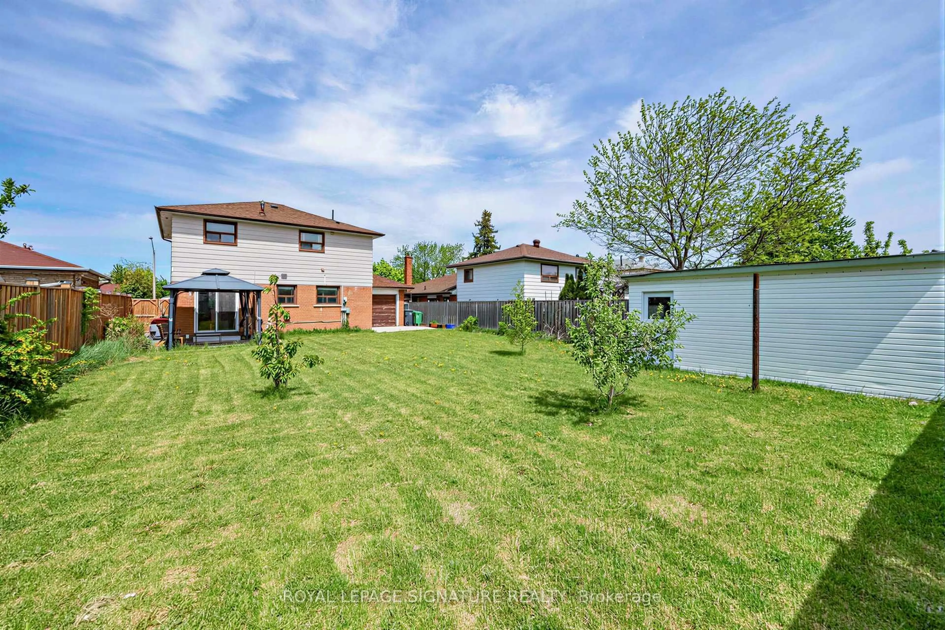 A pic from outside/outdoor area/front of a property/back of a property/a pic from drone, unknown for 7258 Vernor Dr, Mississauga Ontario L4T 2P4