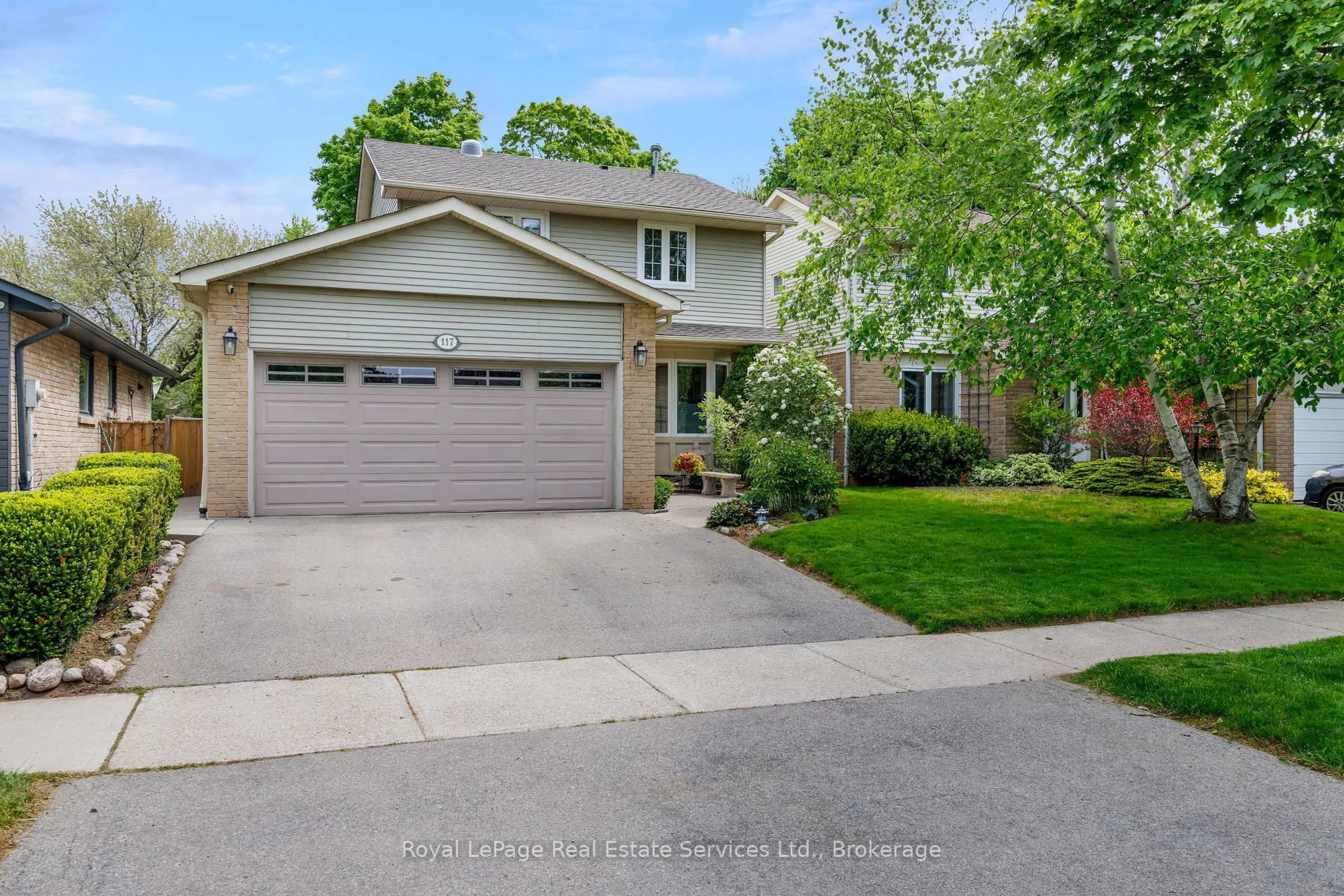 A pic from outside/outdoor area/front of a property/back of a property/a pic from drone, street for 117 Chalmers St, Oakville Ontario L6L 5P2