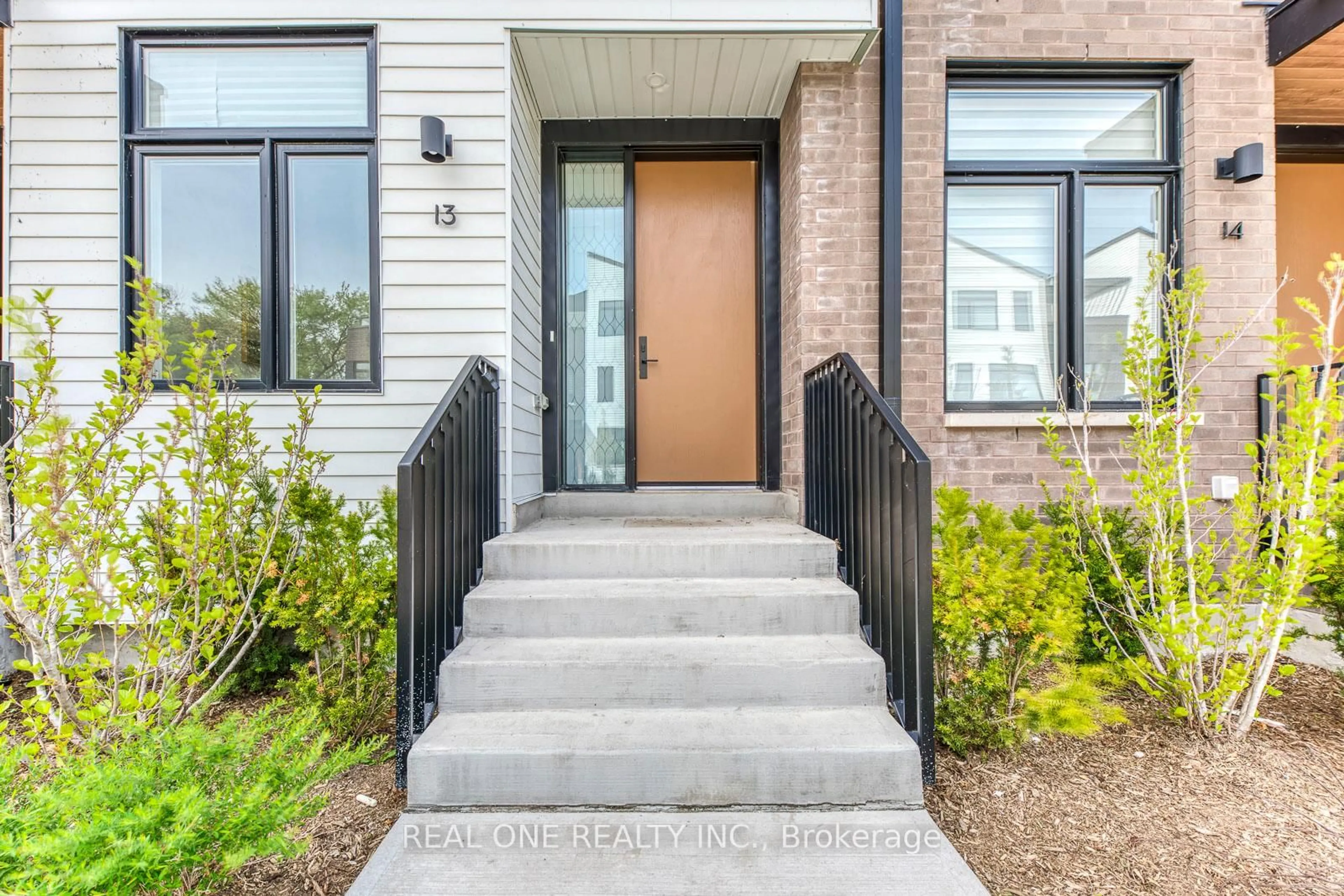 Indoor entryway for 20 Lou Parsons Way #13, Mississauga Ontario L5H 0B2