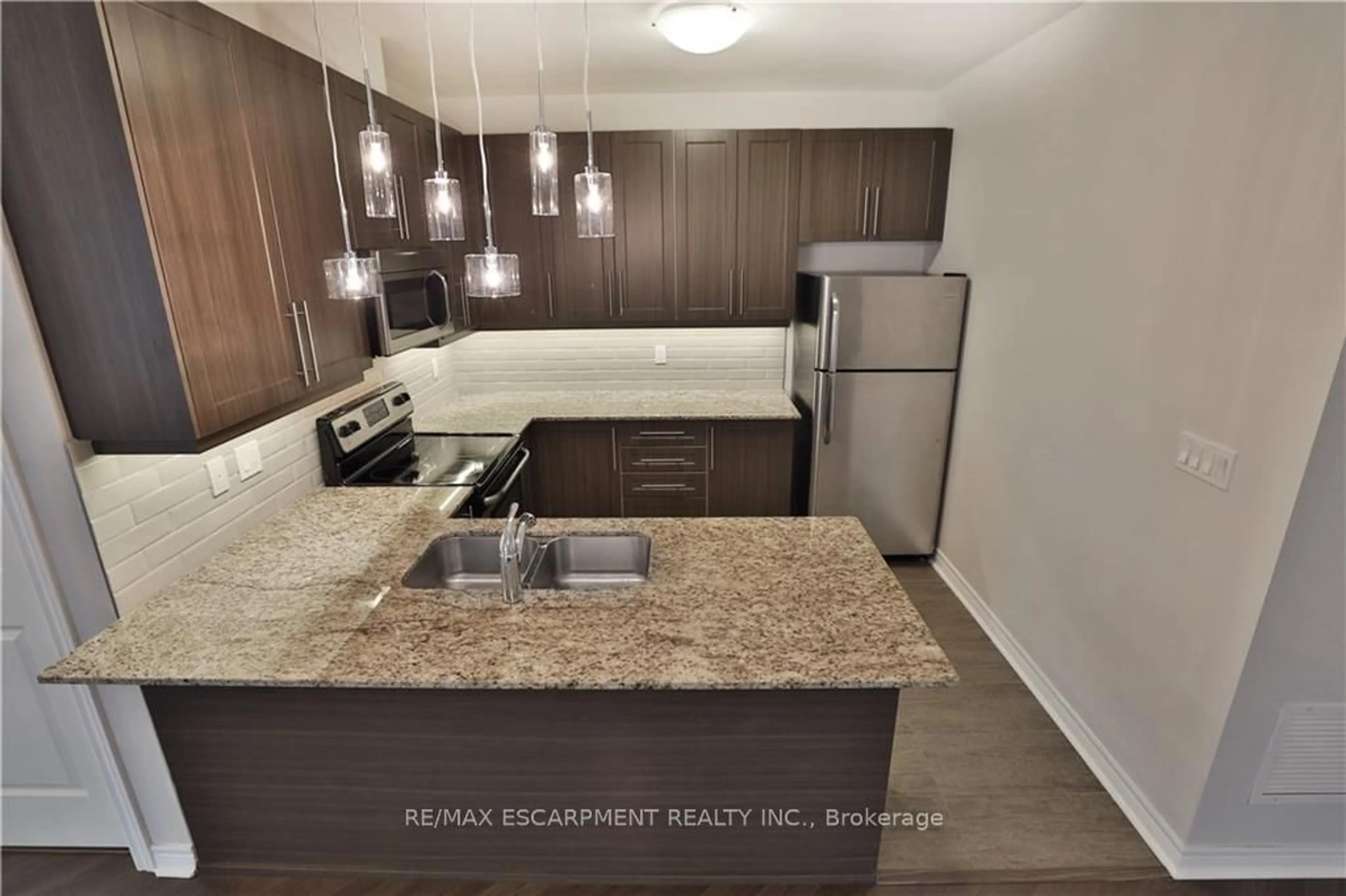 Standard kitchen, unknown for 33 Whitmer St #623, Milton Ontario L9T 8P9