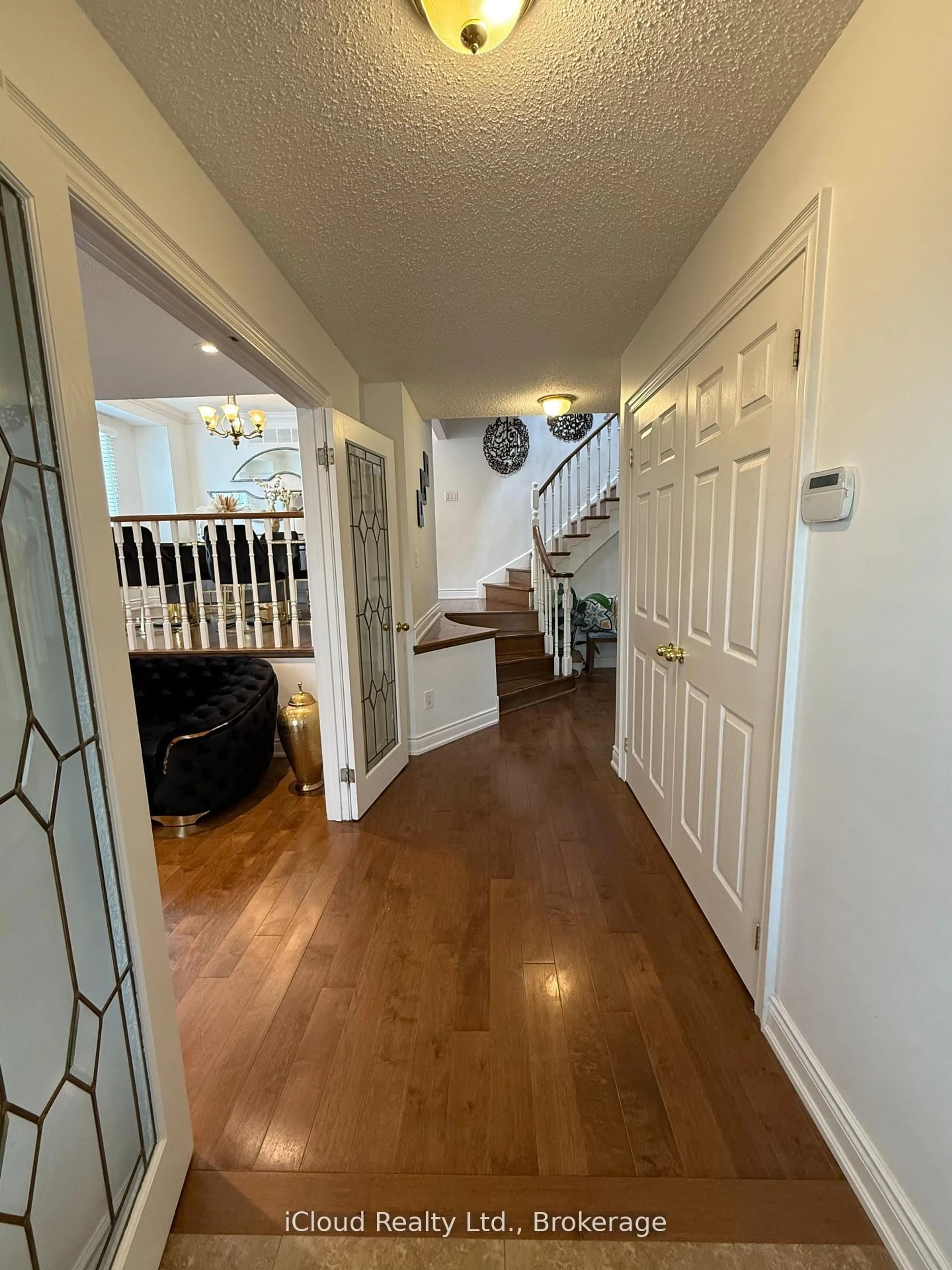 Indoor entryway for 2067 Hunters Wood Dr, Burlington Ontario L7M 2T1