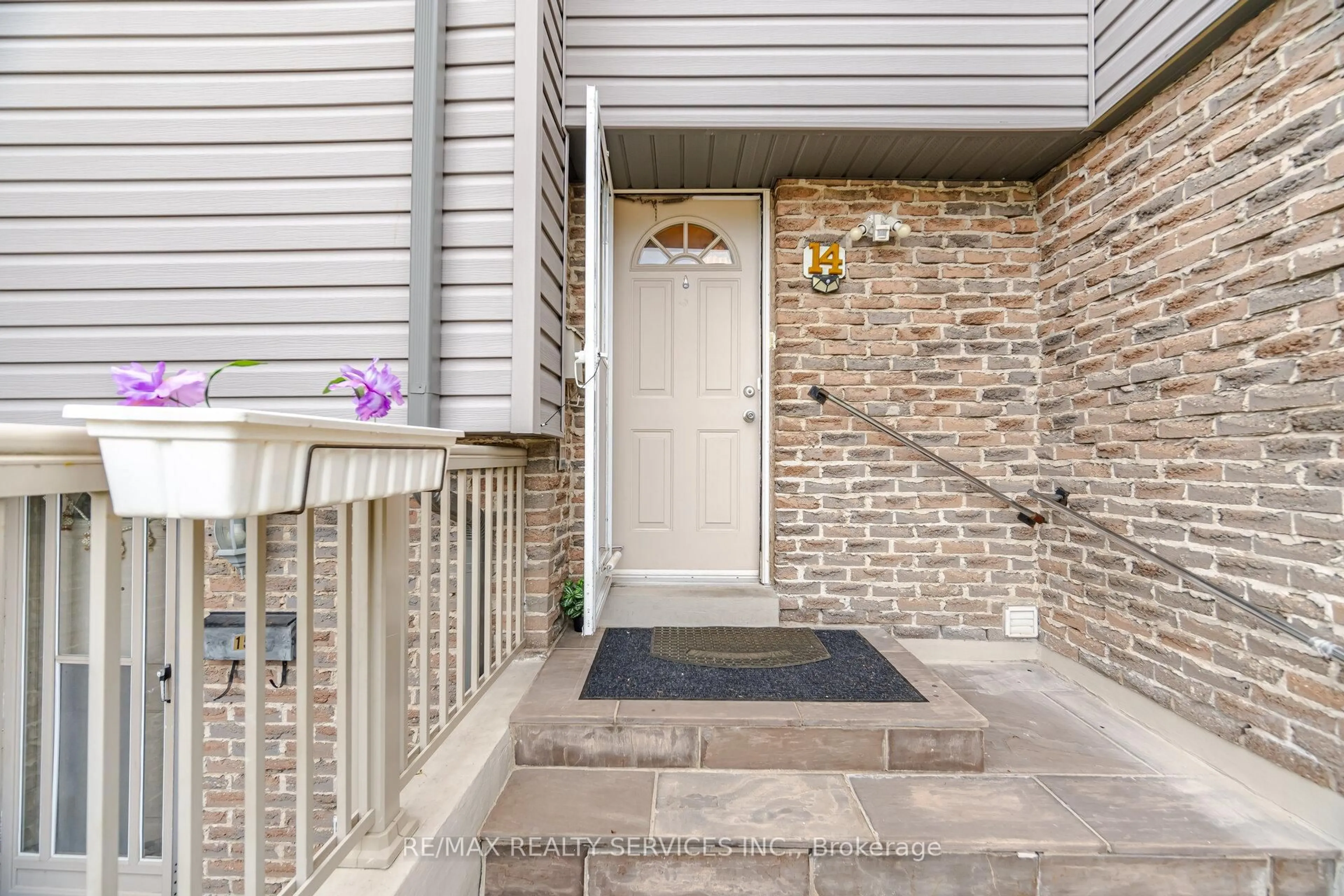 Indoor entryway for 14 Tara Park Cres, Brampton Ontario L6V 3E3
