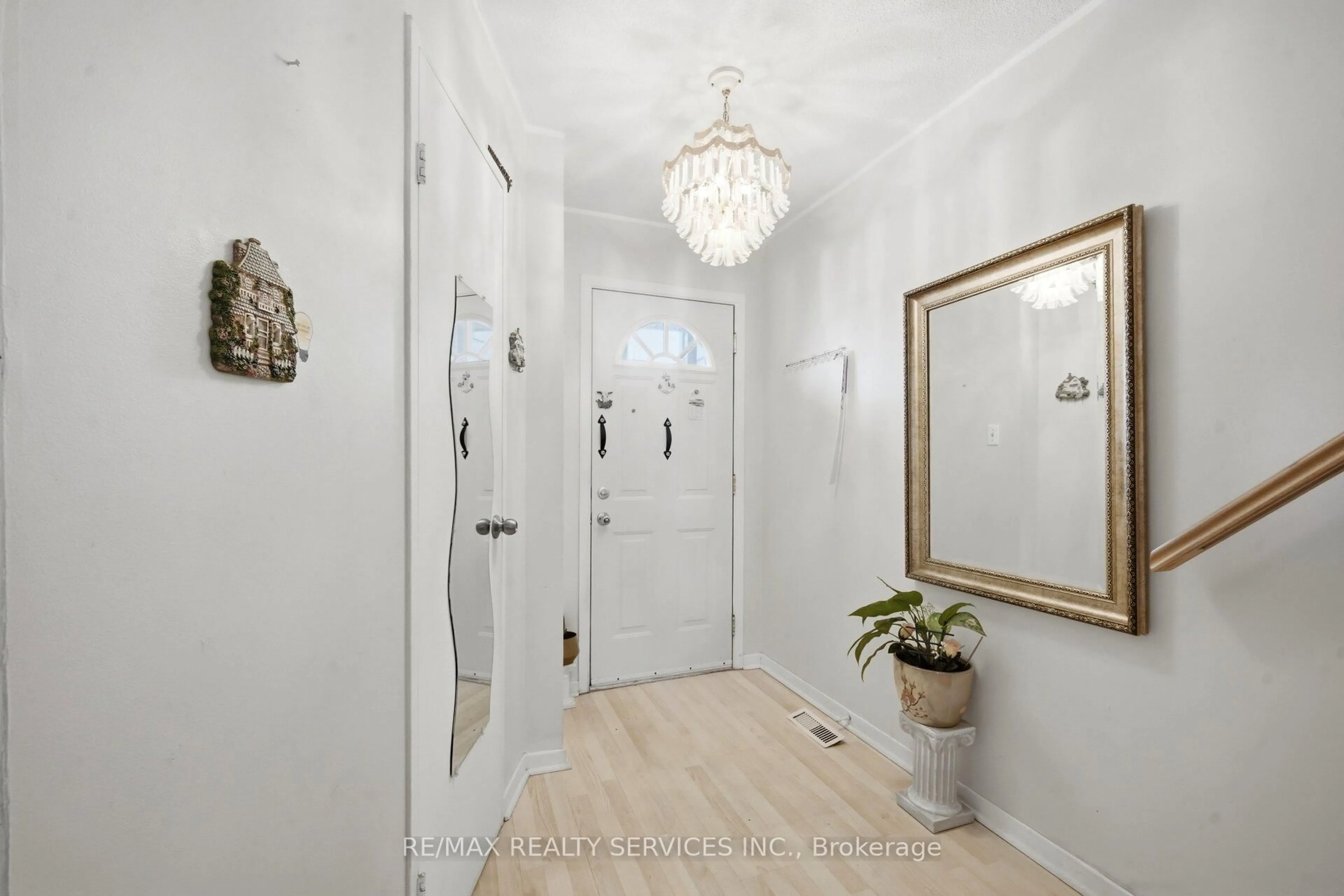 Indoor entryway for 14 Tara Park Cres, Brampton Ontario L6V 3E3