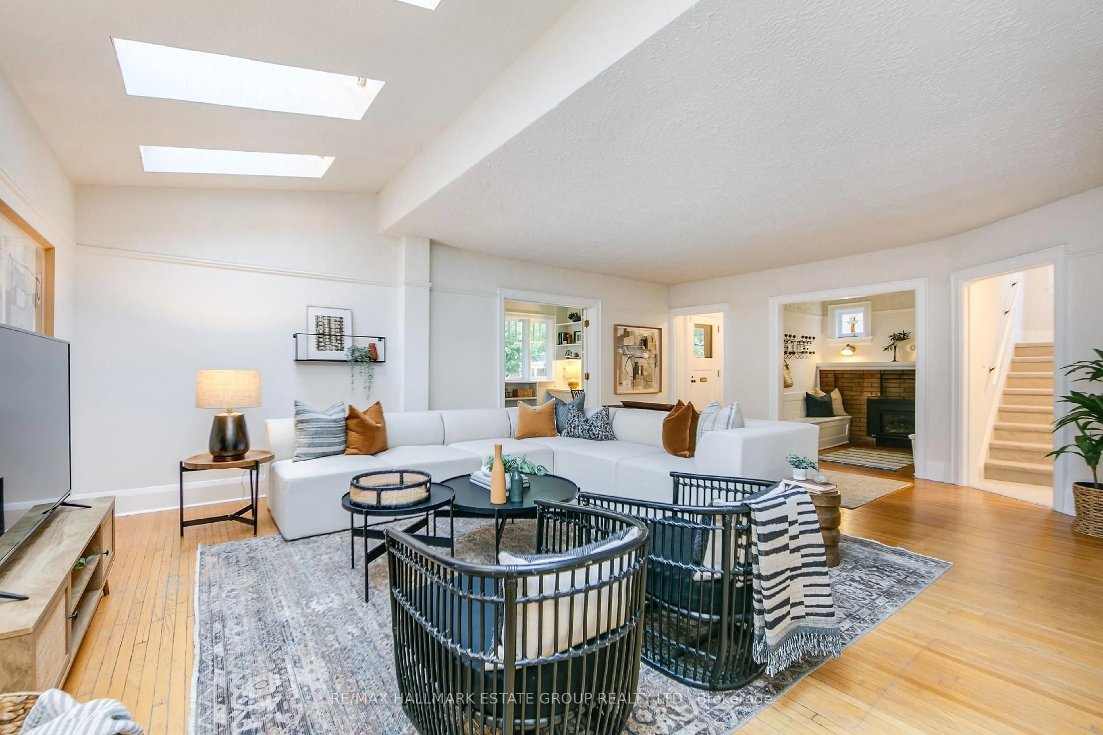 Living room with furniture, unknown for 21 Cross St, Toronto Ontario M9N 2B8