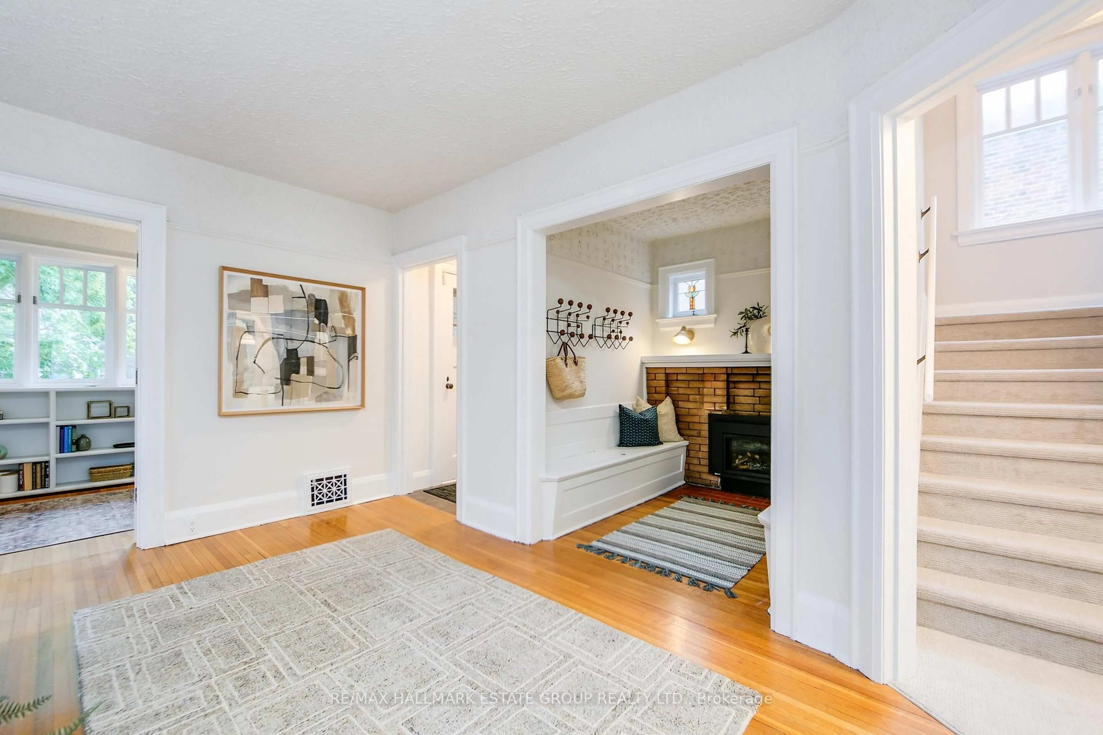 Indoor entryway for 21 Cross St, Toronto Ontario M9N 2B8