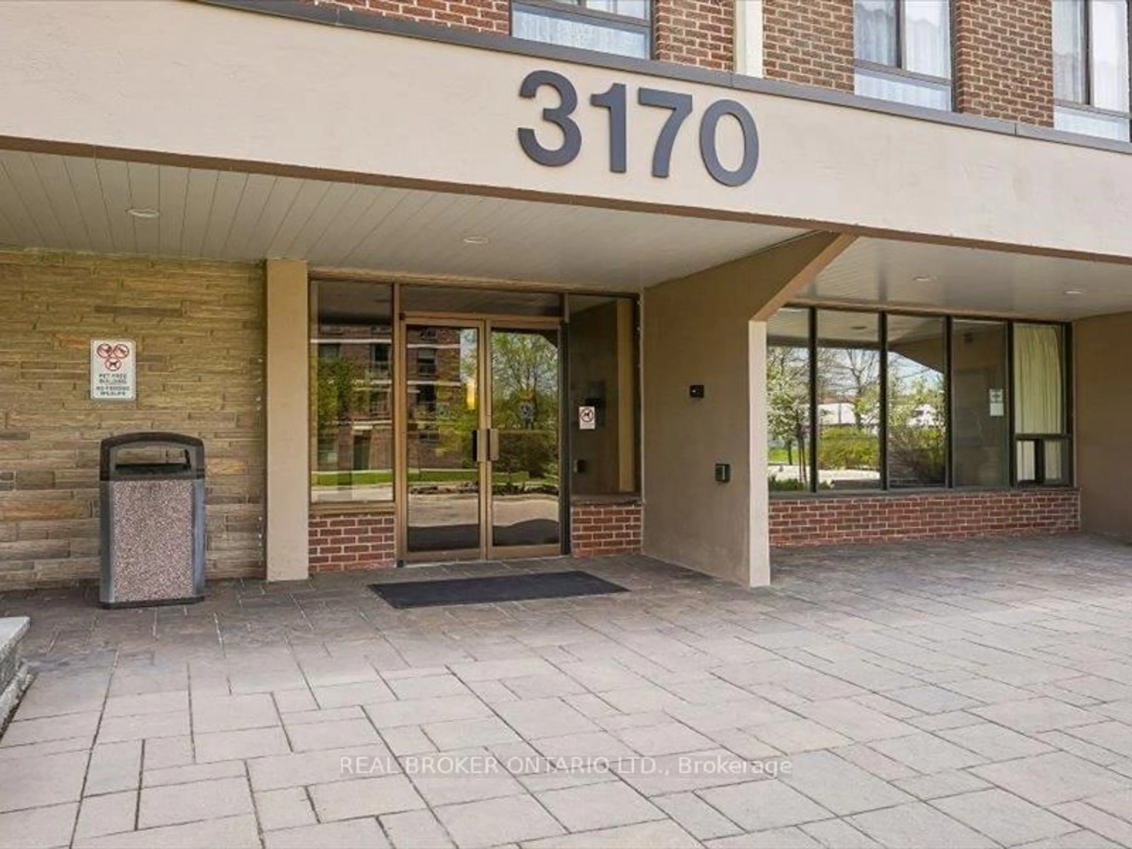 Indoor foyer for 3170 kirwin Ave, Mississauga Ontario L5A 3R1