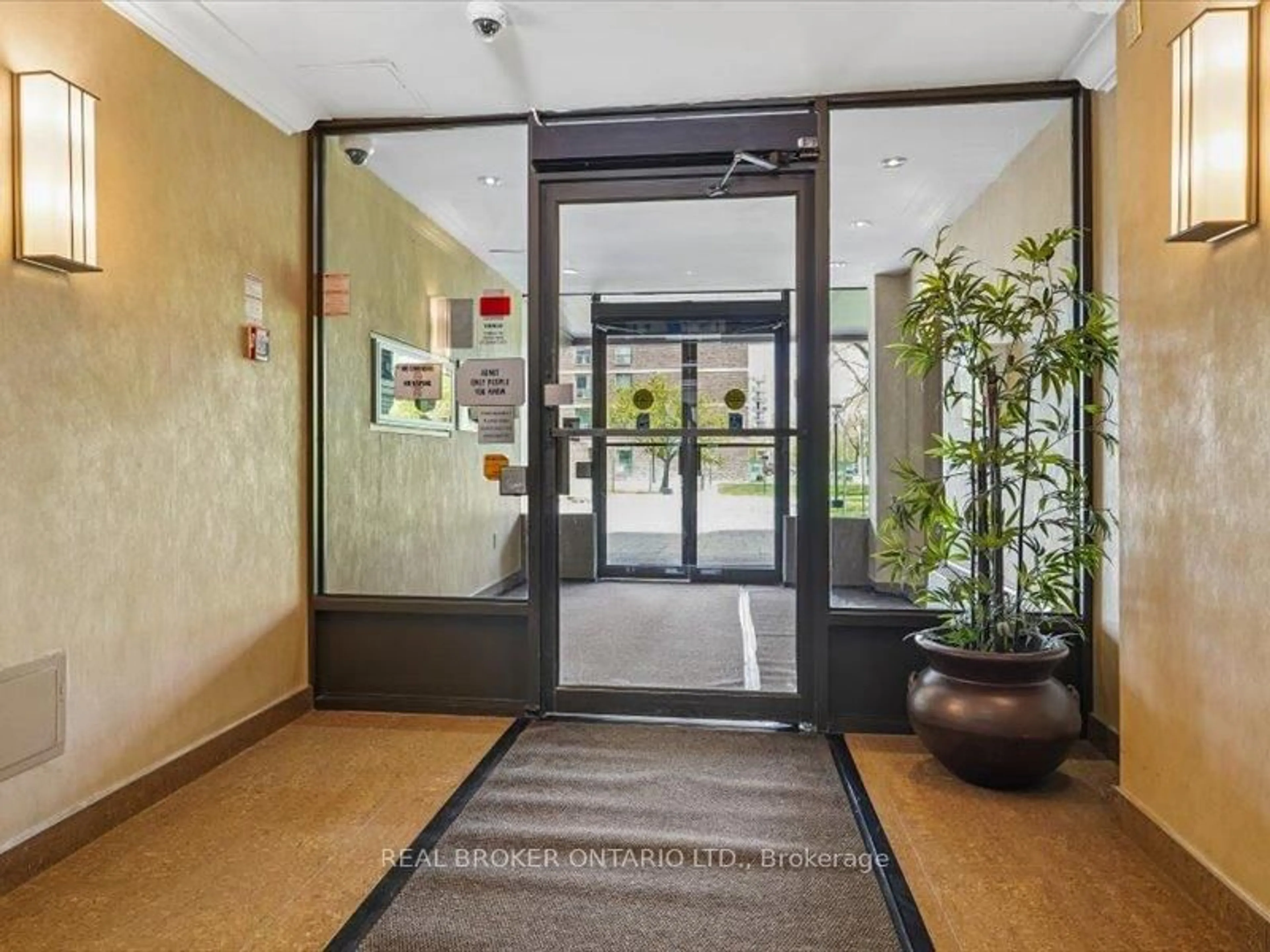 Indoor foyer for 3170 kirwin Ave, Mississauga Ontario L5A 3R1