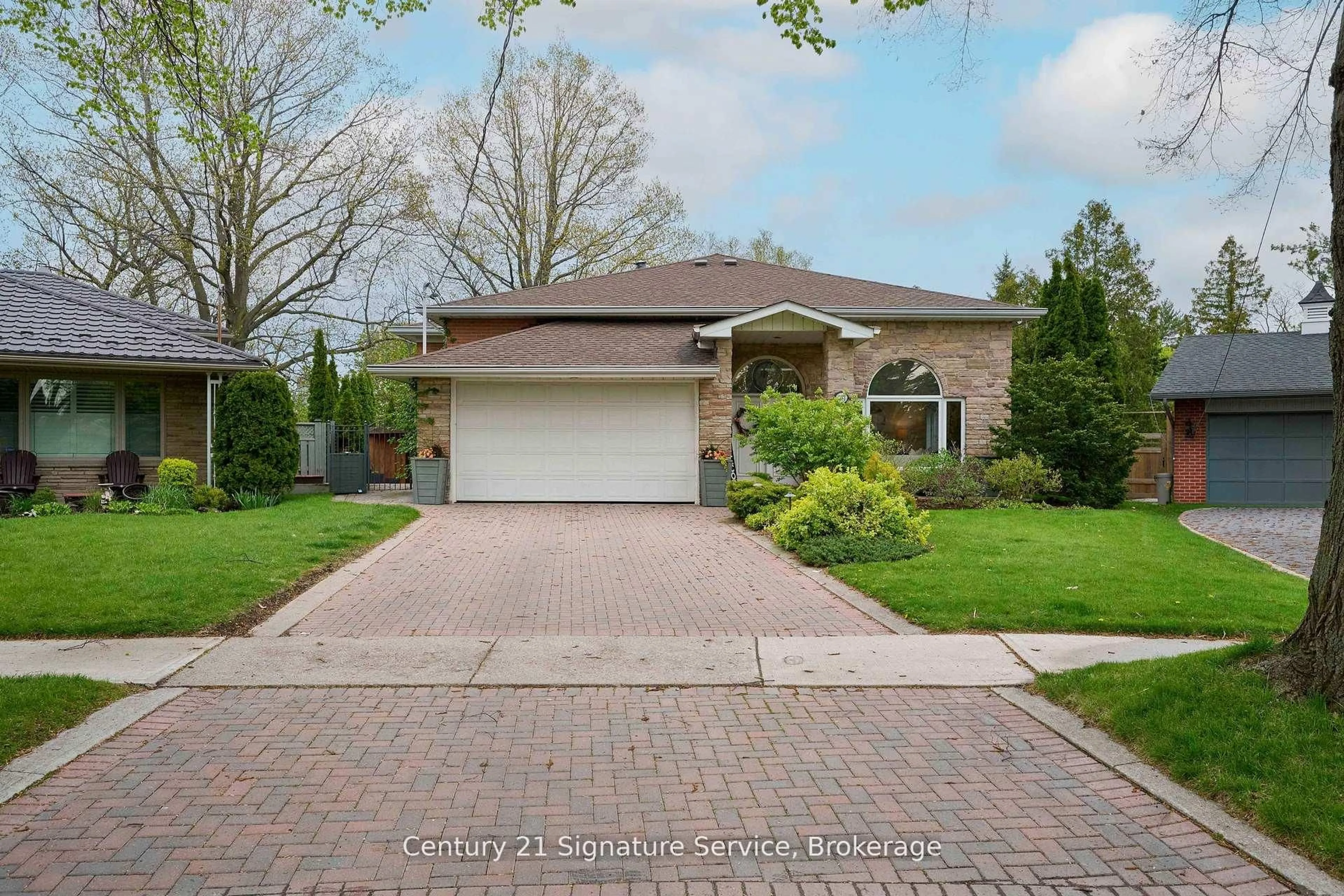 Home with brick exterior material, street for 2173 Greenhurst Ave, Mississauga Ontario L4X 1J5