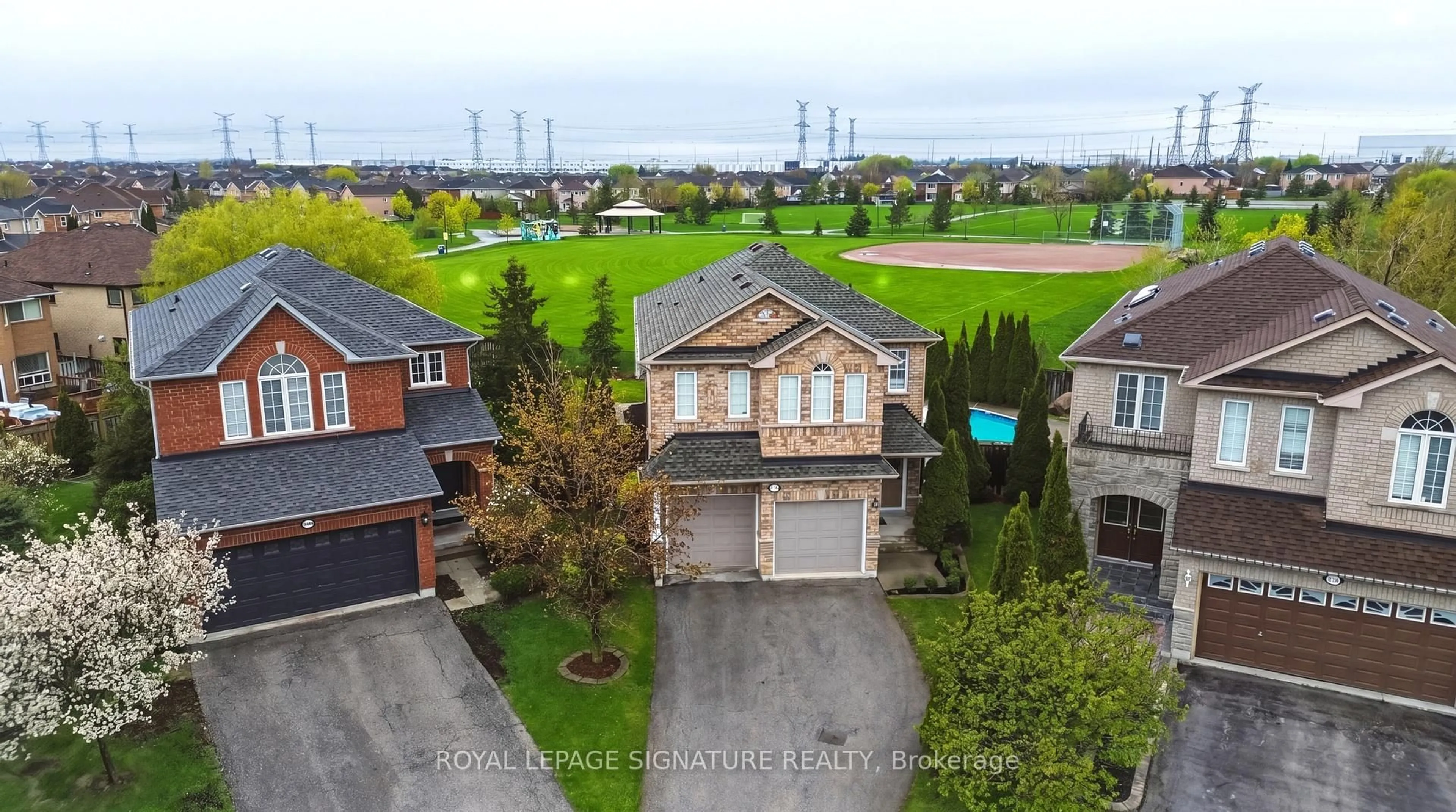 A pic from outside/outdoor area/front of a property/back of a property/a pic from drone, unknown for 7226 Lowville Hts, Mississauga Ontario L5N 8L3