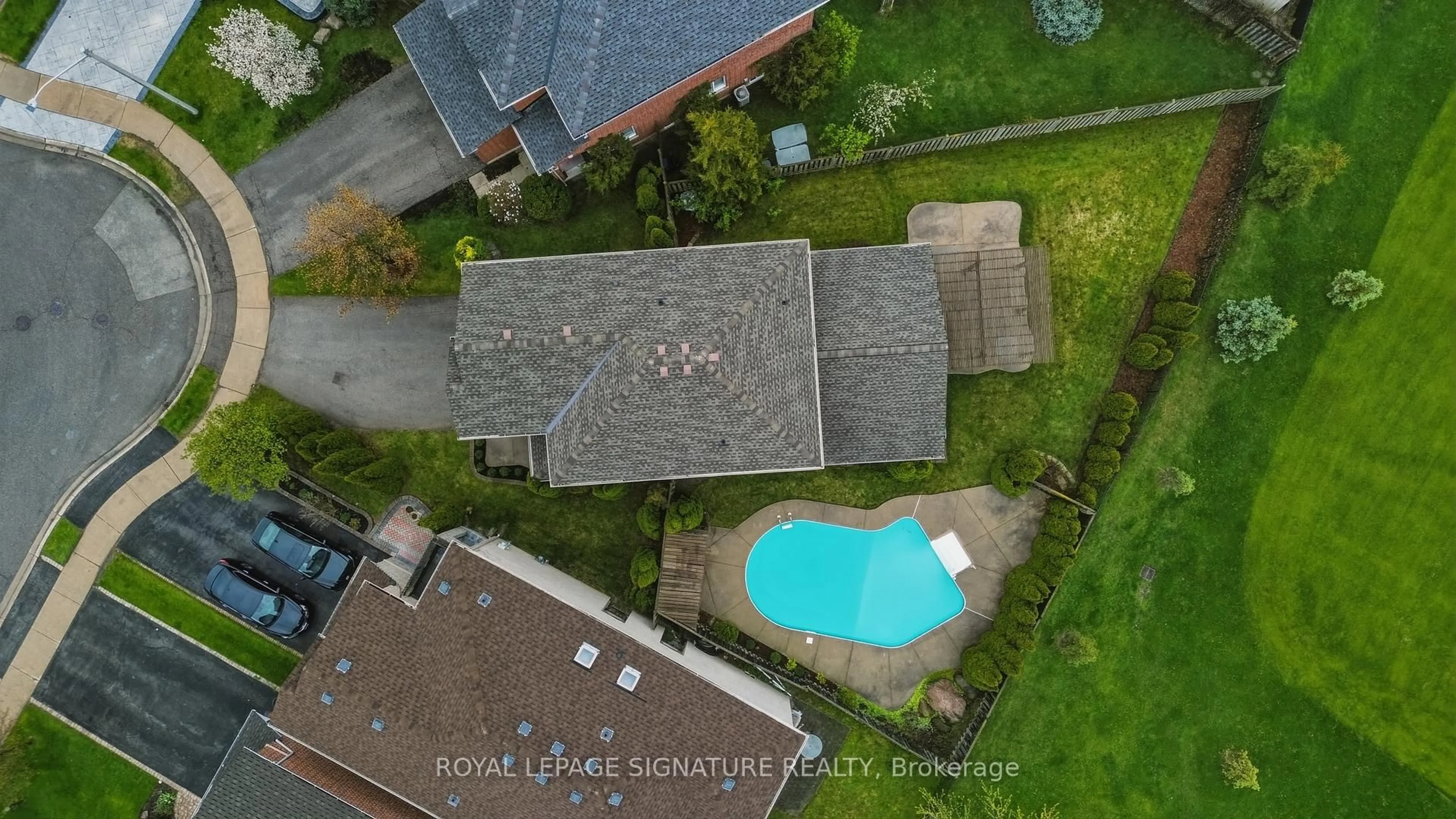 A pic from outside/outdoor area/front of a property/back of a property/a pic from drone, street for 7226 Lowville Hts, Mississauga Ontario L5N 8L3