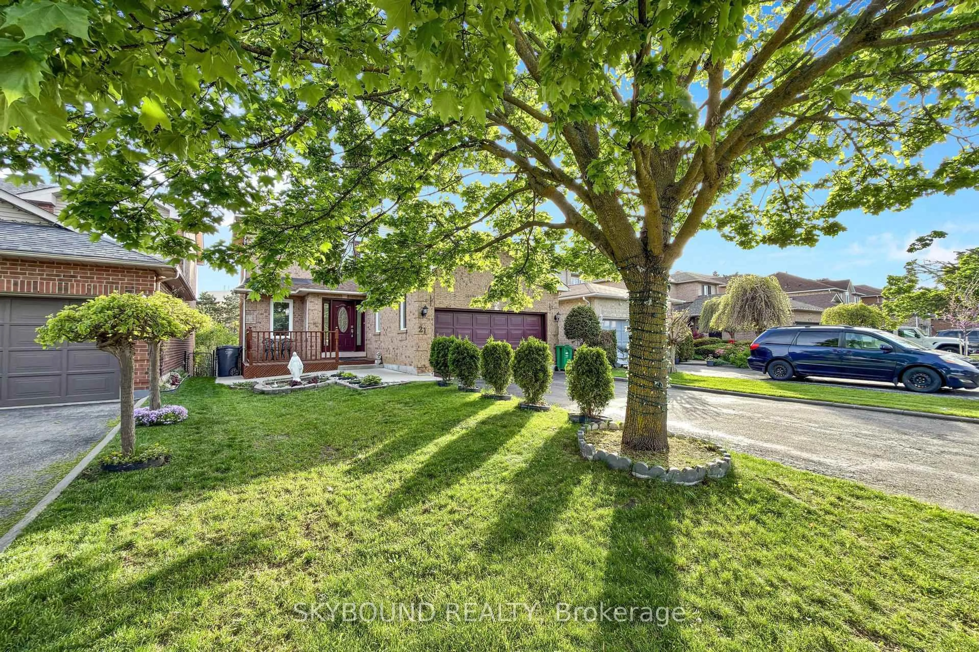 A pic from outside/outdoor area/front of a property/back of a property/a pic from drone, street for 21 Vivians Cres, Brampton Ontario L6Y 4V1