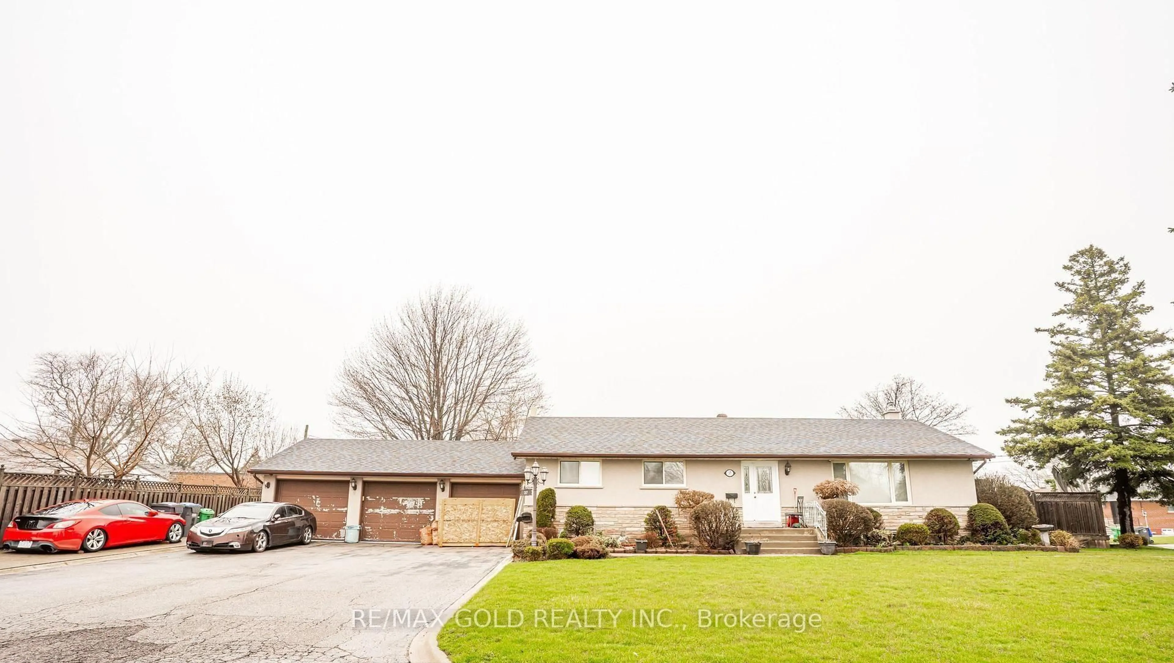 A pic from outside/outdoor area/front of a property/back of a property/a pic from drone, unknown for 37 Carlyle Cres, Brampton Ontario L6W 2Y9