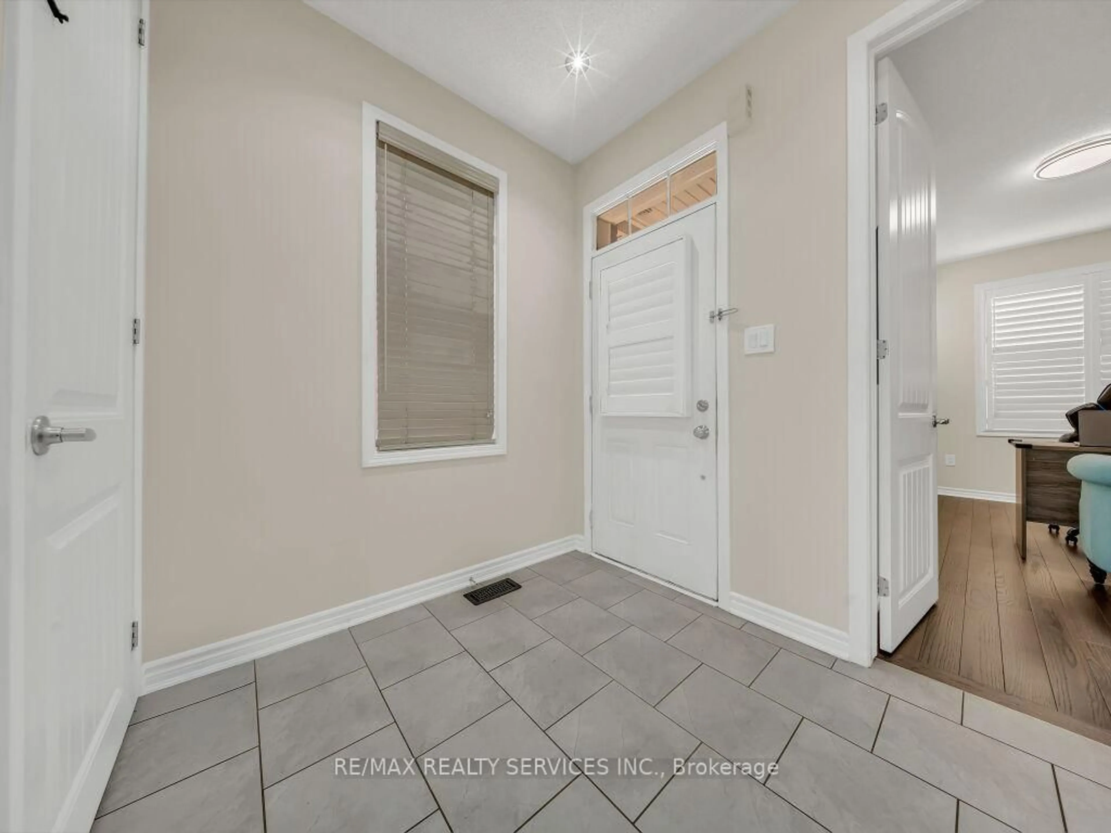 Indoor entryway for 17 Leadenhall Rd, Brampton Ontario L7A 4G4