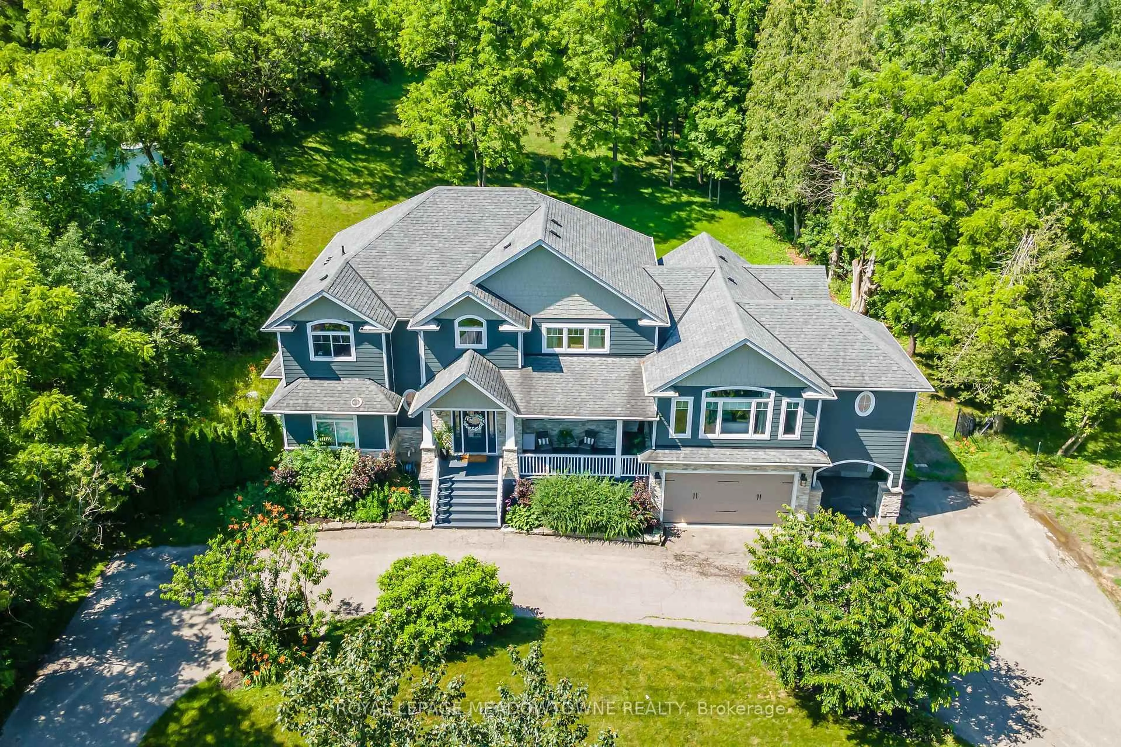 A pic from outside/outdoor area/front of a property/back of a property/a pic from drone, street for 254 Main St, Halton Hills Ontario L7G 4S5