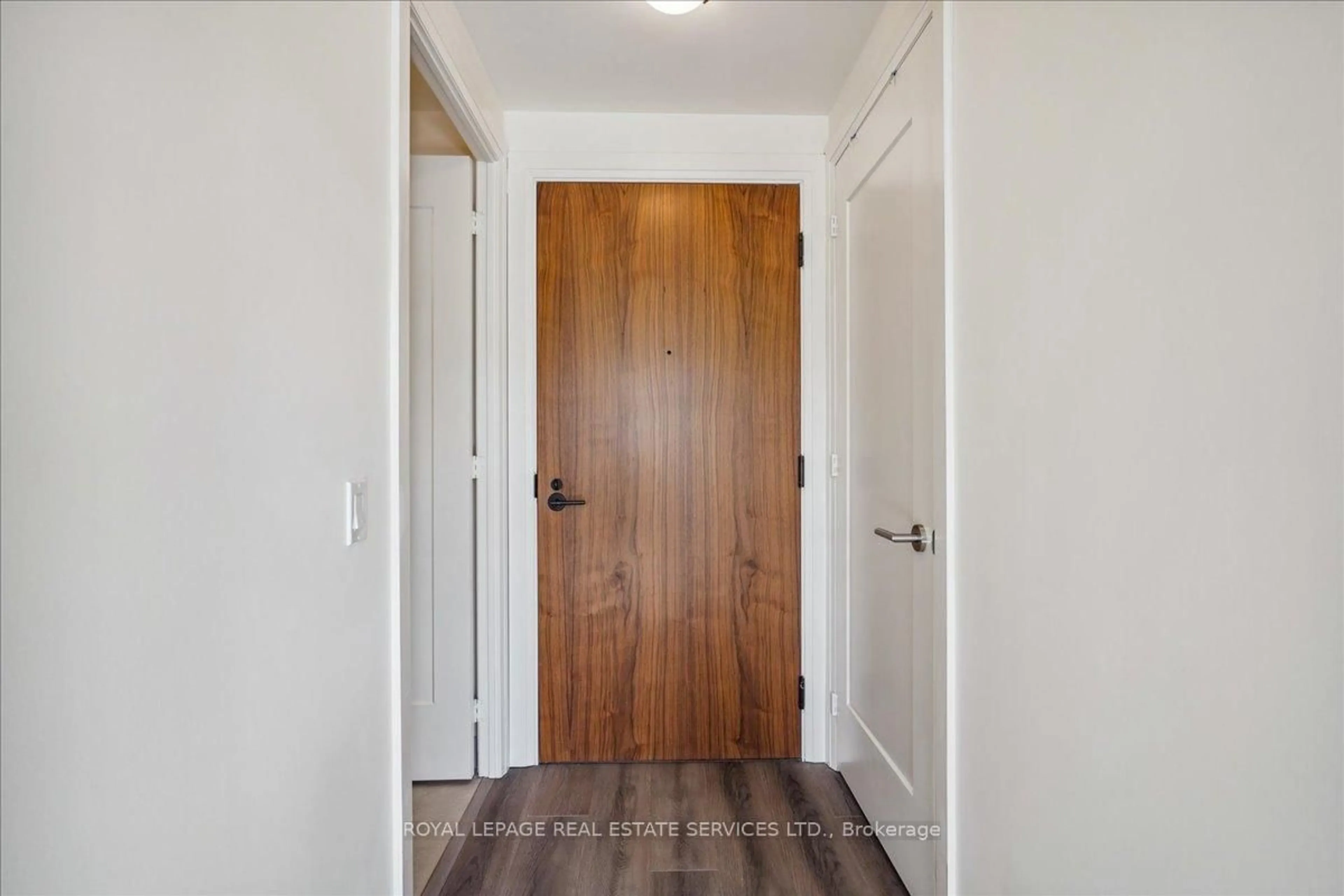 Indoor entryway for 509 Dundas St #103, Oakville Ontario L6M 4M2