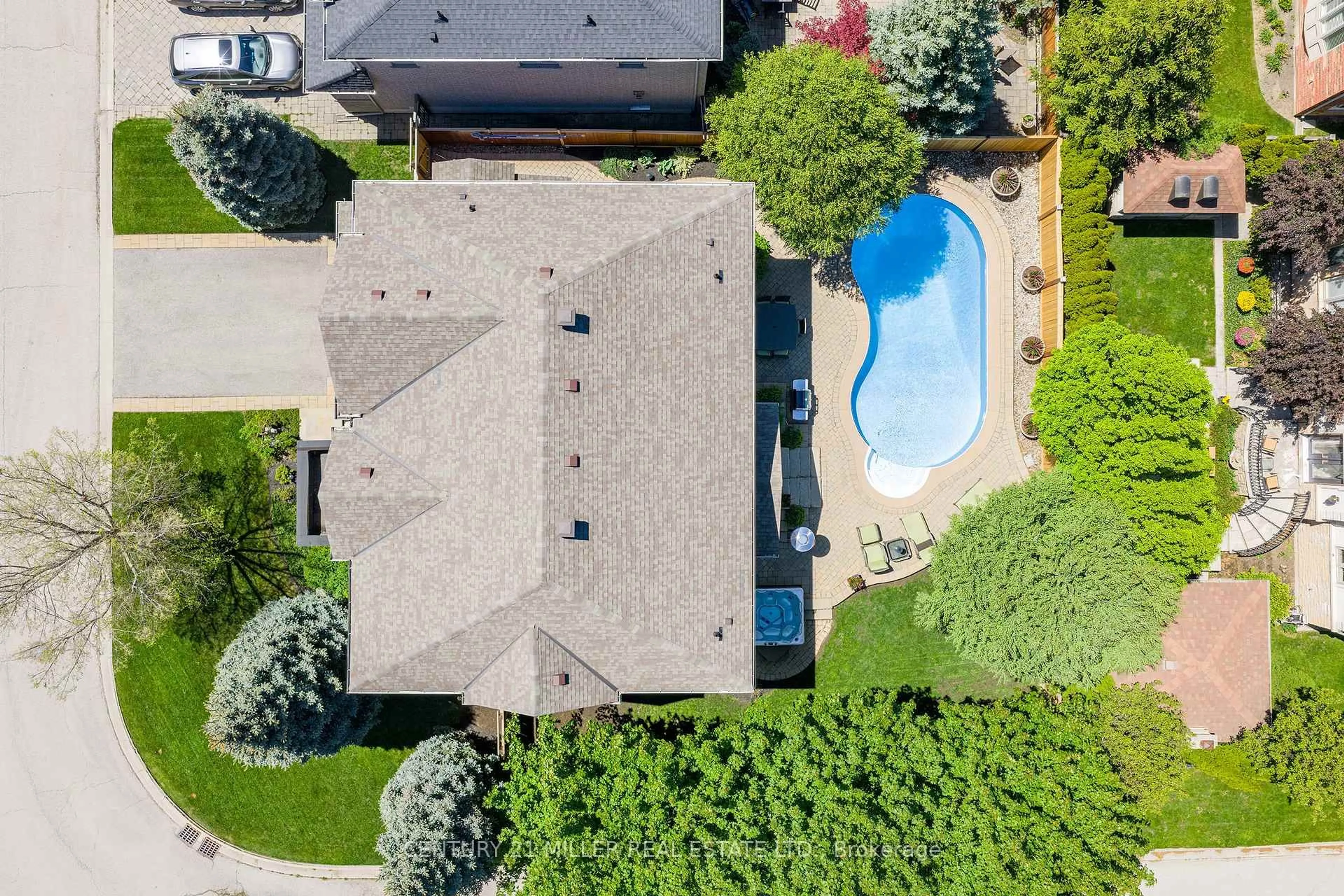 A pic from outside/outdoor area/front of a property/back of a property/a pic from drone, street for 3122 Saddleworth Cres, Oakville Ontario L6M 0A8