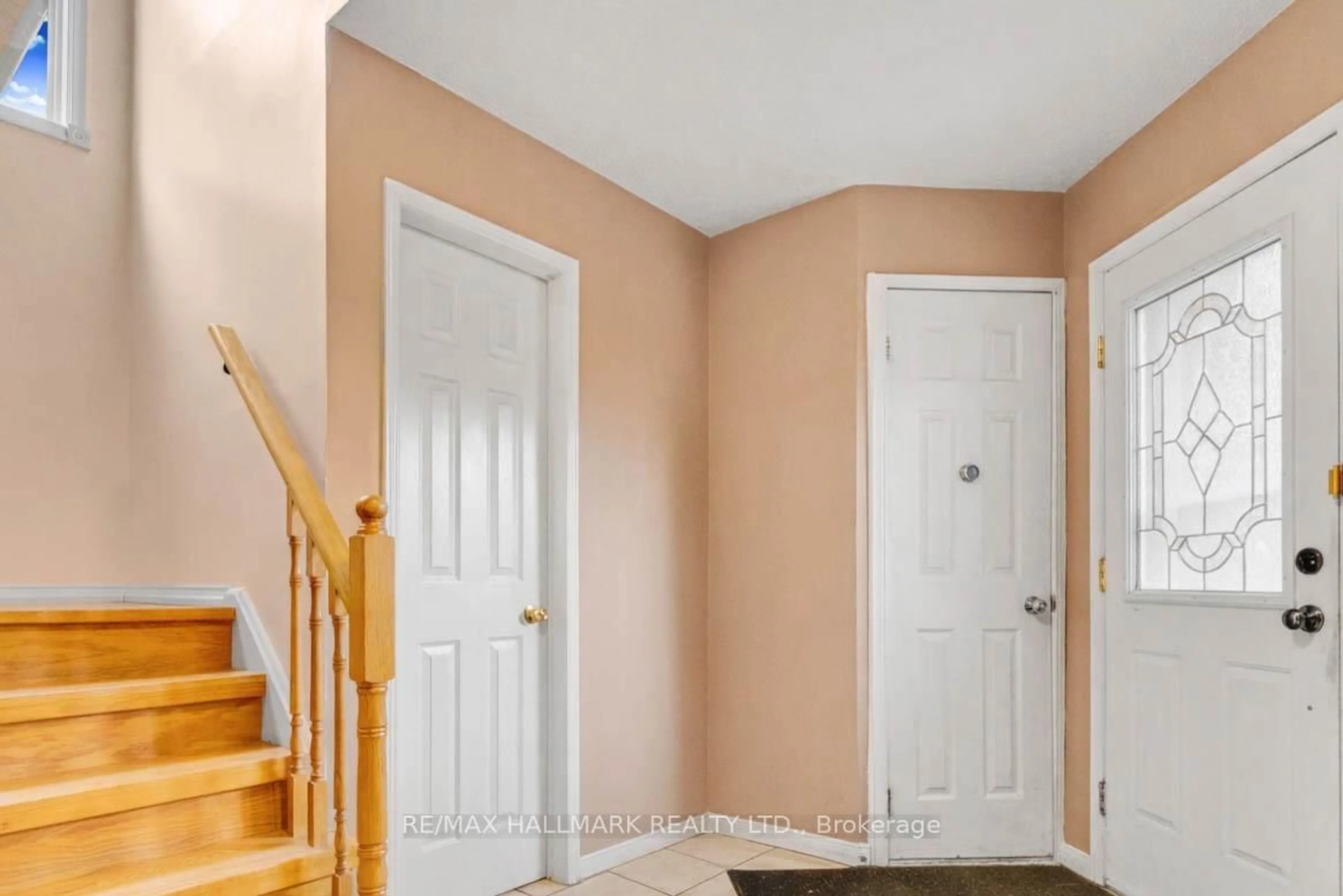 Indoor entryway for 3310 Greenbelt Cres, Mississauga Ontario L5N 5X1