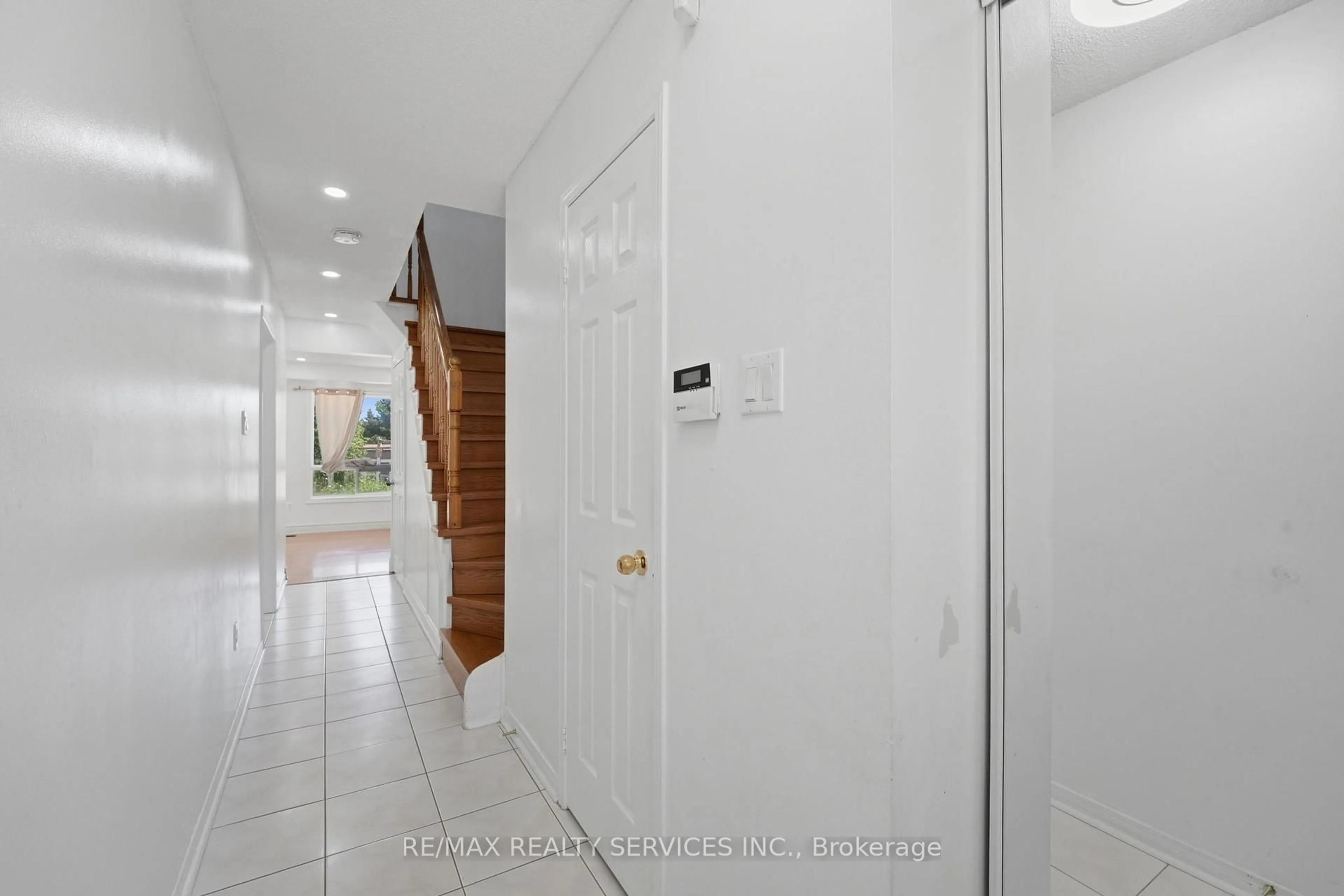Indoor foyer for 39 Caruso Dr, Brampton Ontario L6Y 5B2