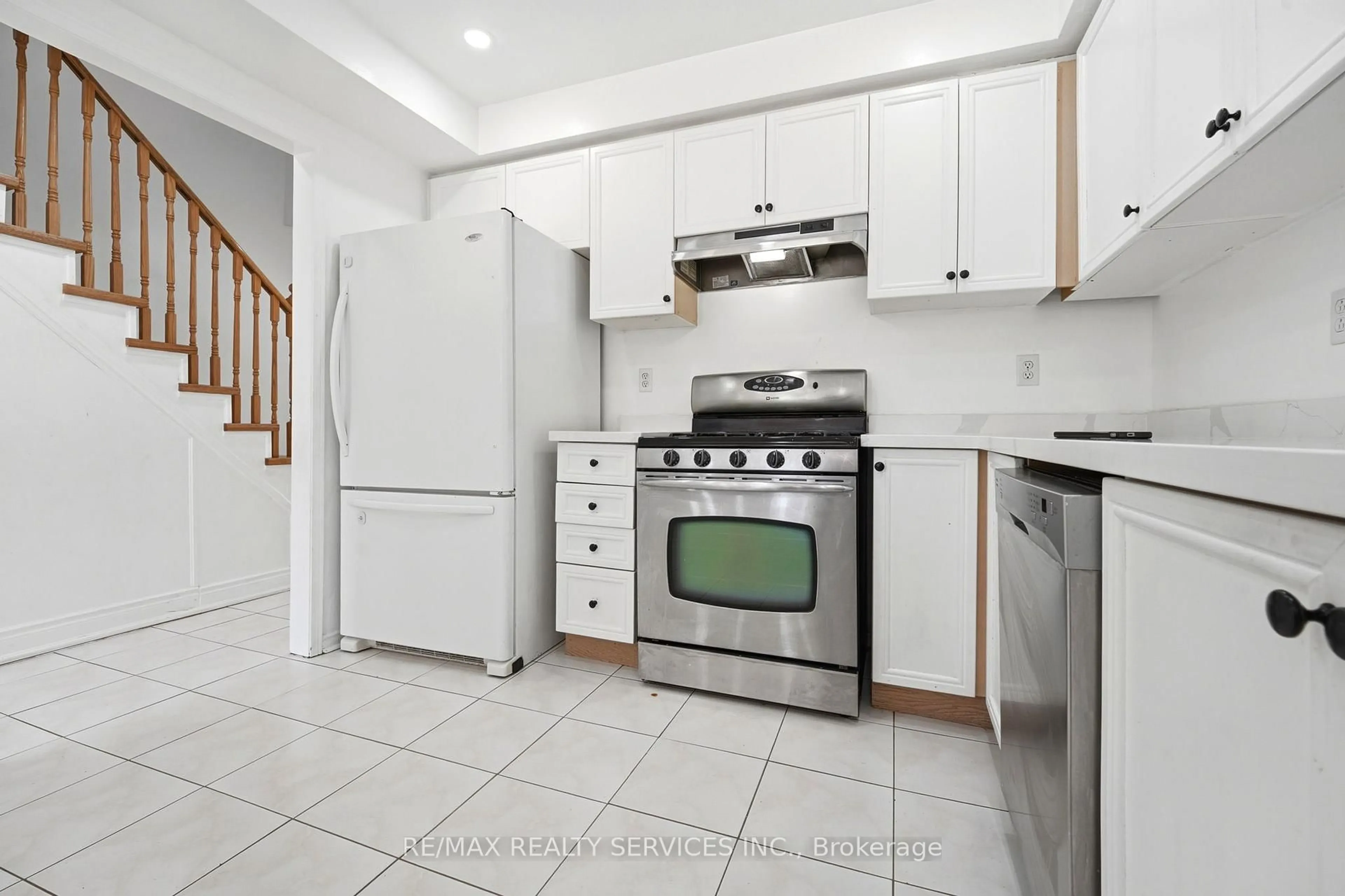 Standard kitchen, ceramic/tile floor for 39 Caruso Dr, Brampton Ontario L6Y 5B2