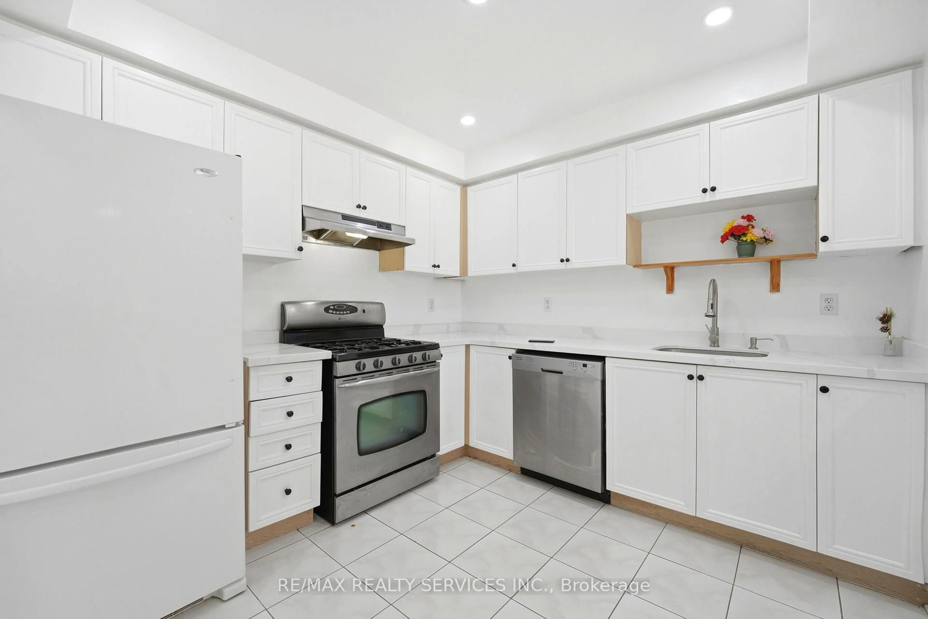 Standard kitchen, ceramic/tile floor for 39 Caruso Dr, Brampton Ontario L6Y 5B2
