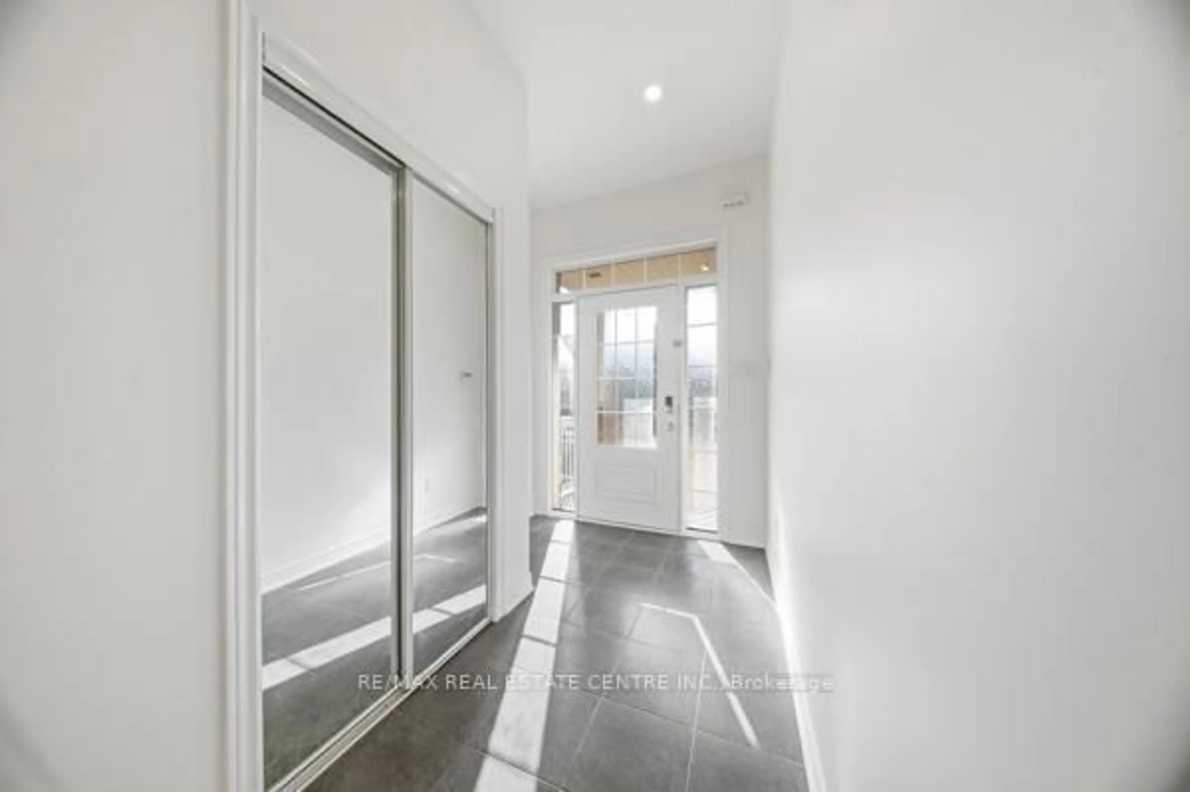 Indoor foyer for 3085 Doyle St, Mississauga Ontario L5M 0N2