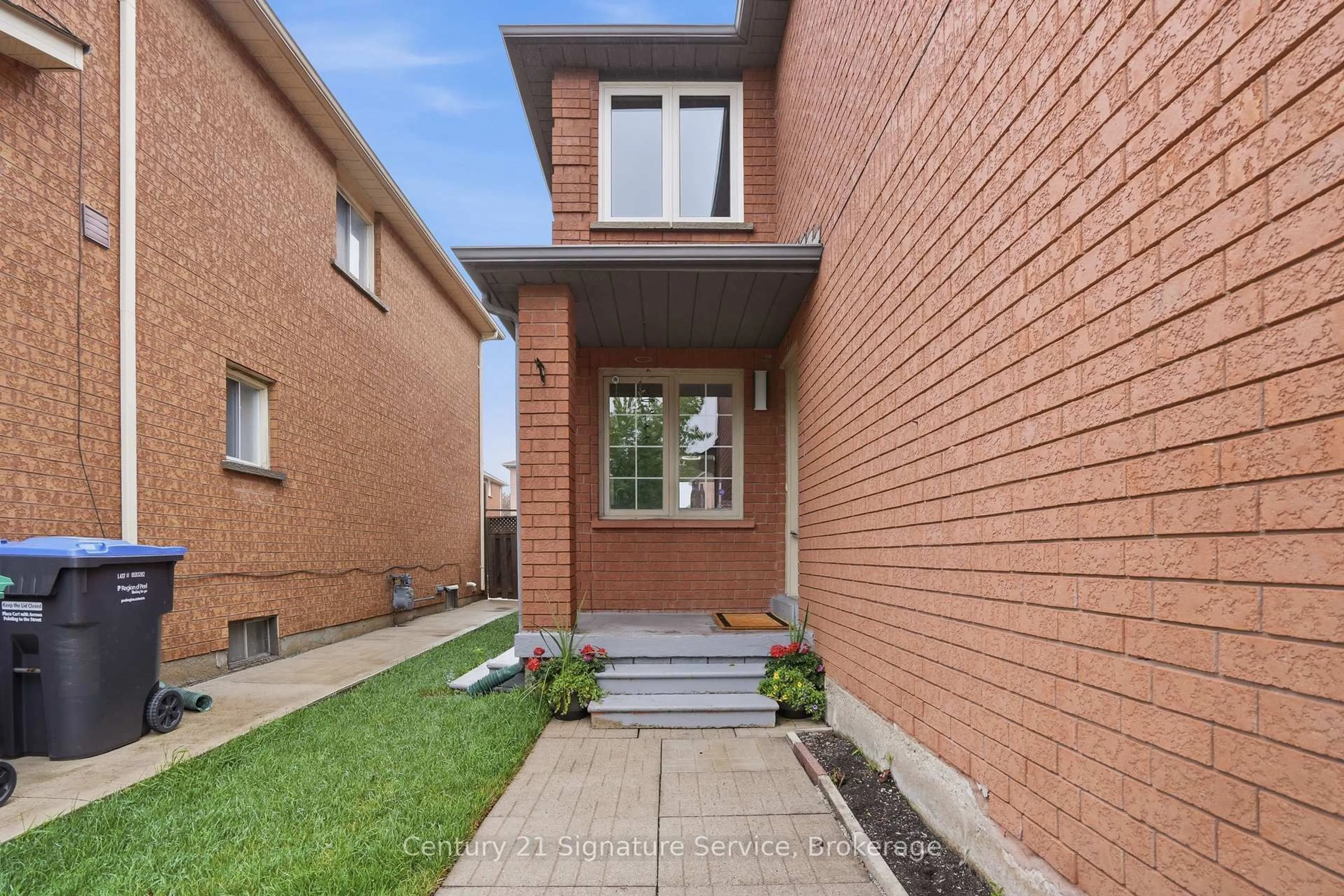 Home with brick exterior material, street for 3811 Densbury Dr, Mississauga Ontario L5N 6Z3