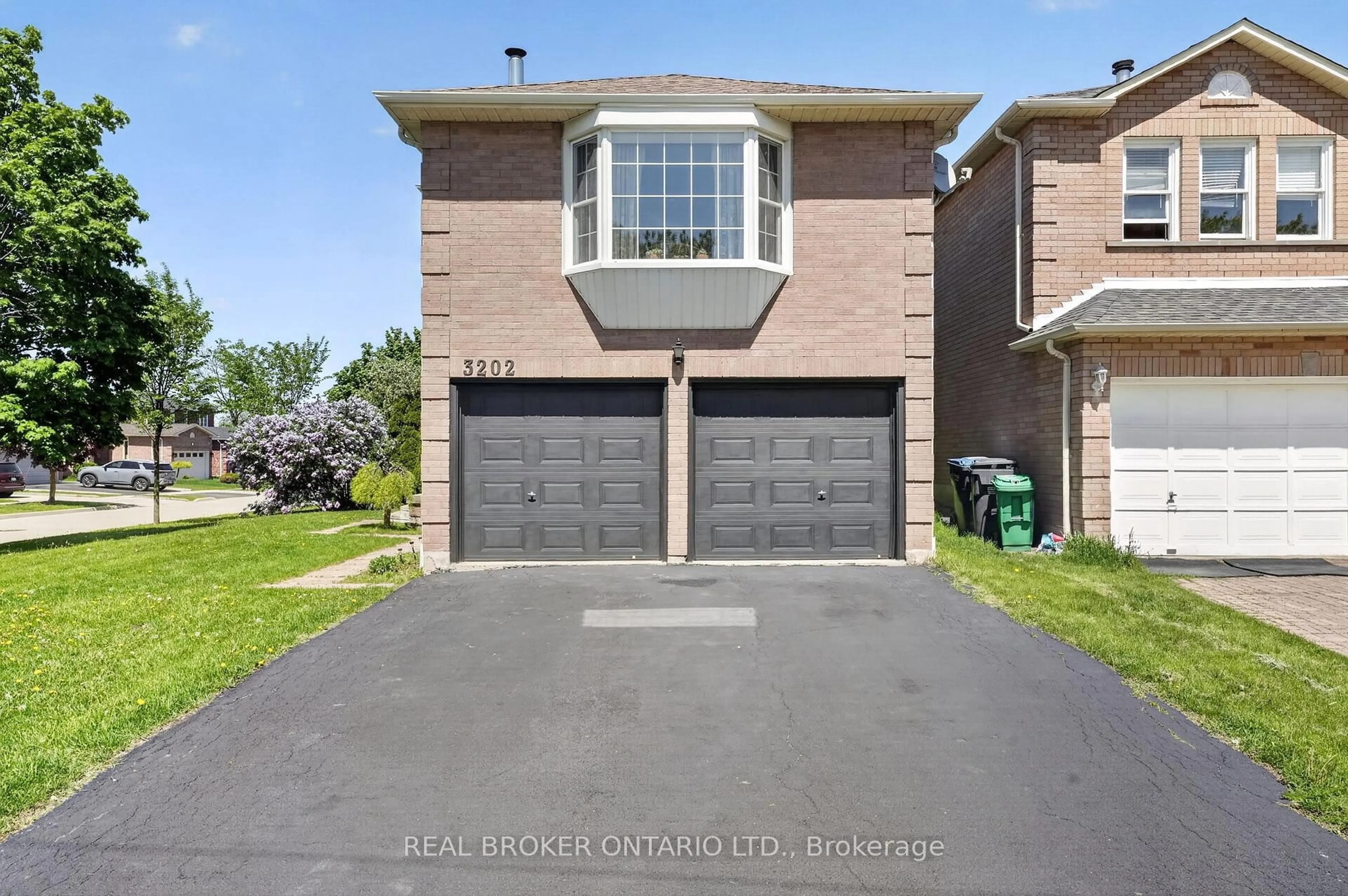 Home with brick exterior material, street for 3202 Shadetree Dr, Mississauga Ontario L5N 6P4