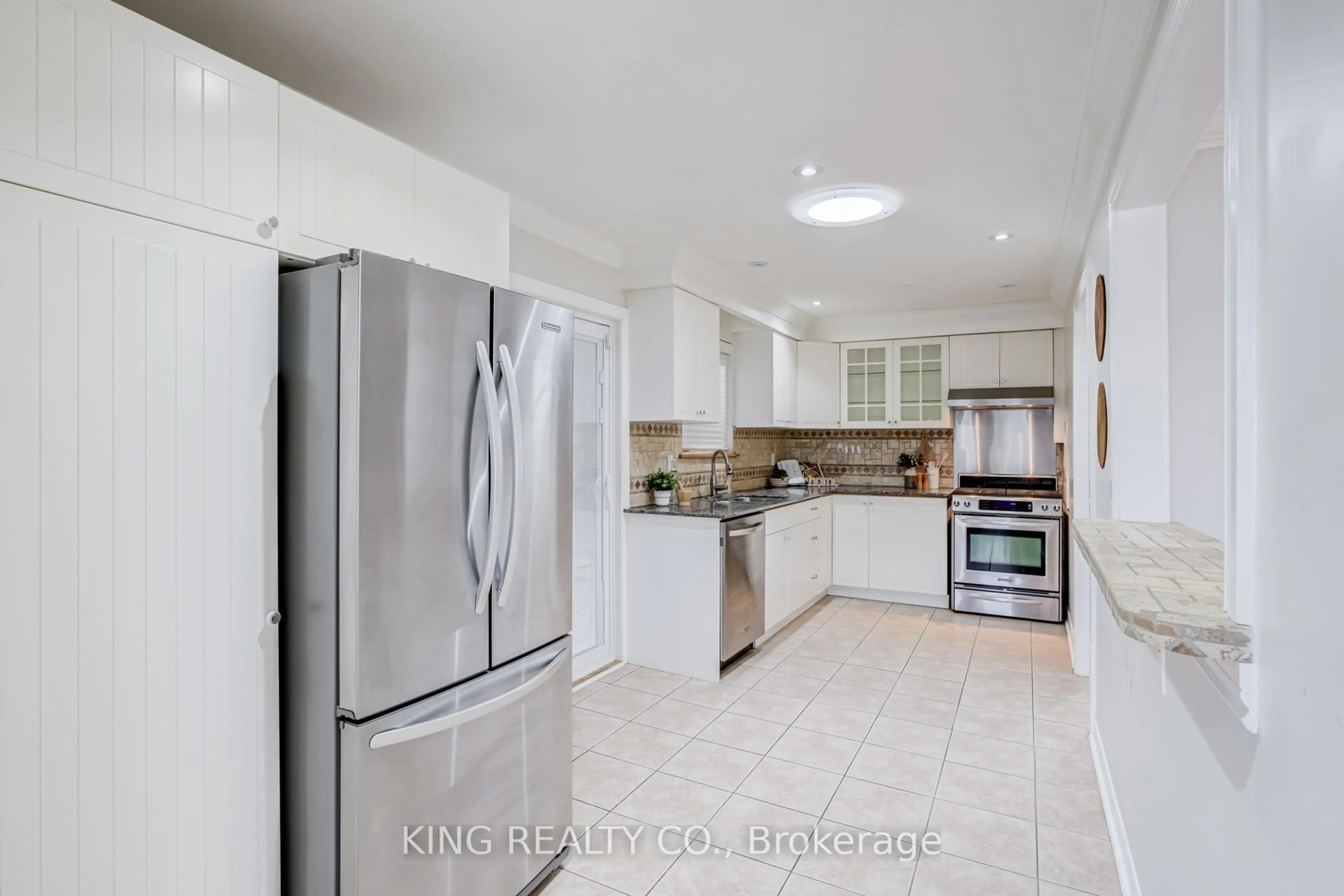 Standard kitchen, ceramic/tile floor for 2376 Whaley Dr, Mississauga Ontario L5B 2B5