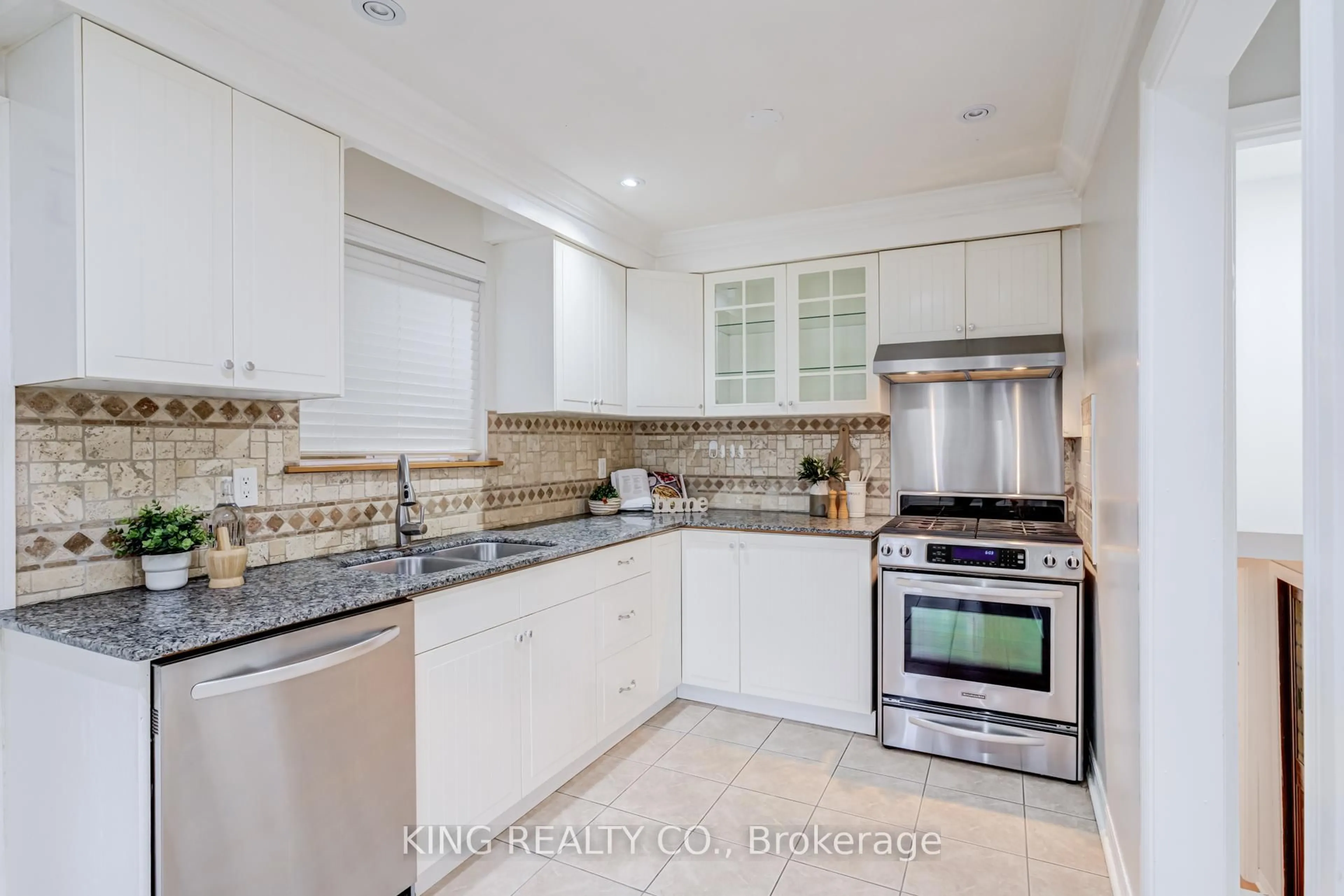 Standard kitchen, ceramic/tile floor for 2376 Whaley Dr, Mississauga Ontario L5B 2B5