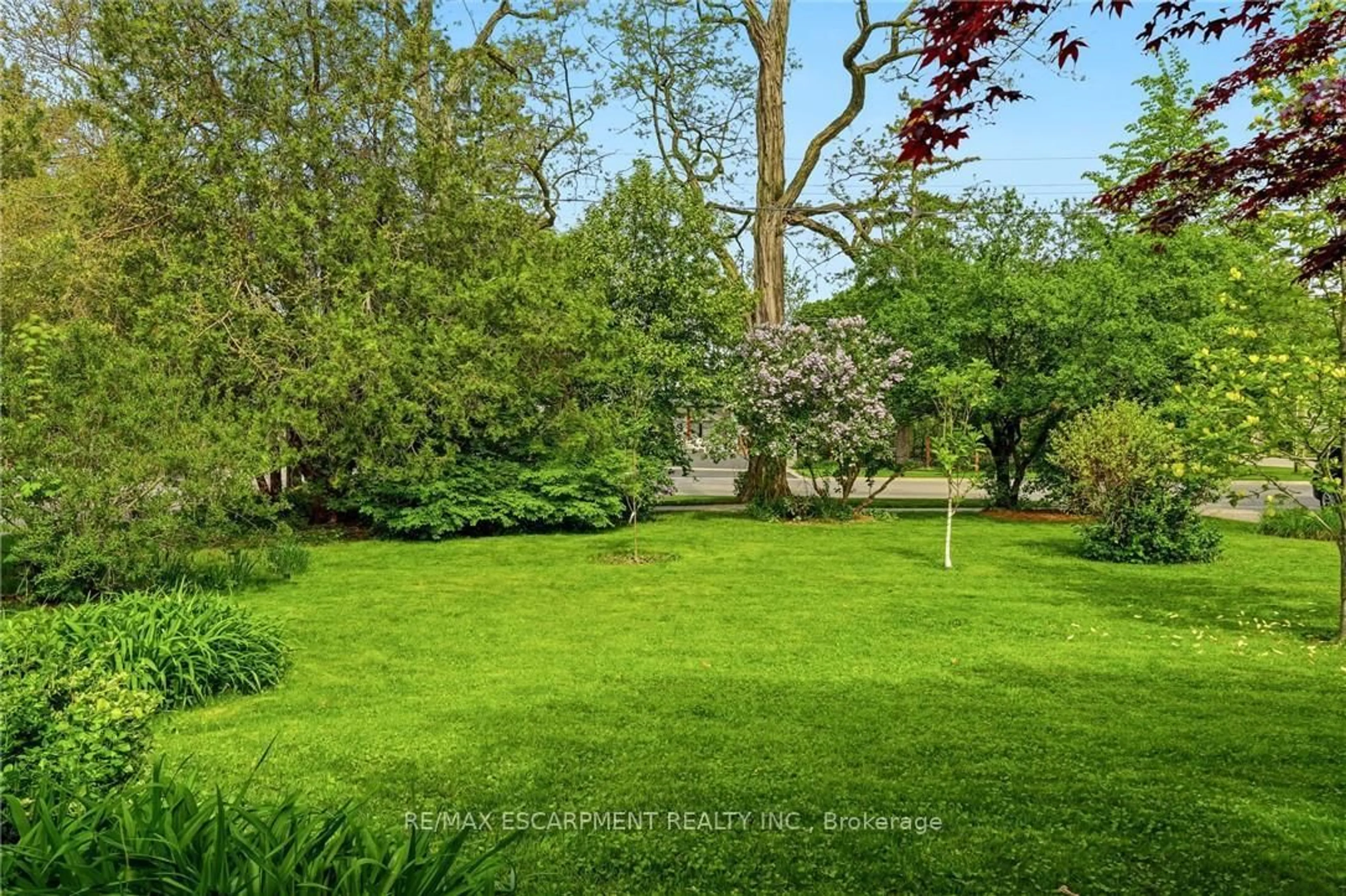 A pic from outside/outdoor area/front of a property/back of a property/a pic from drone, forest/trees view for 2074 Rebecca St, Oakville Ontario L6L 2A2