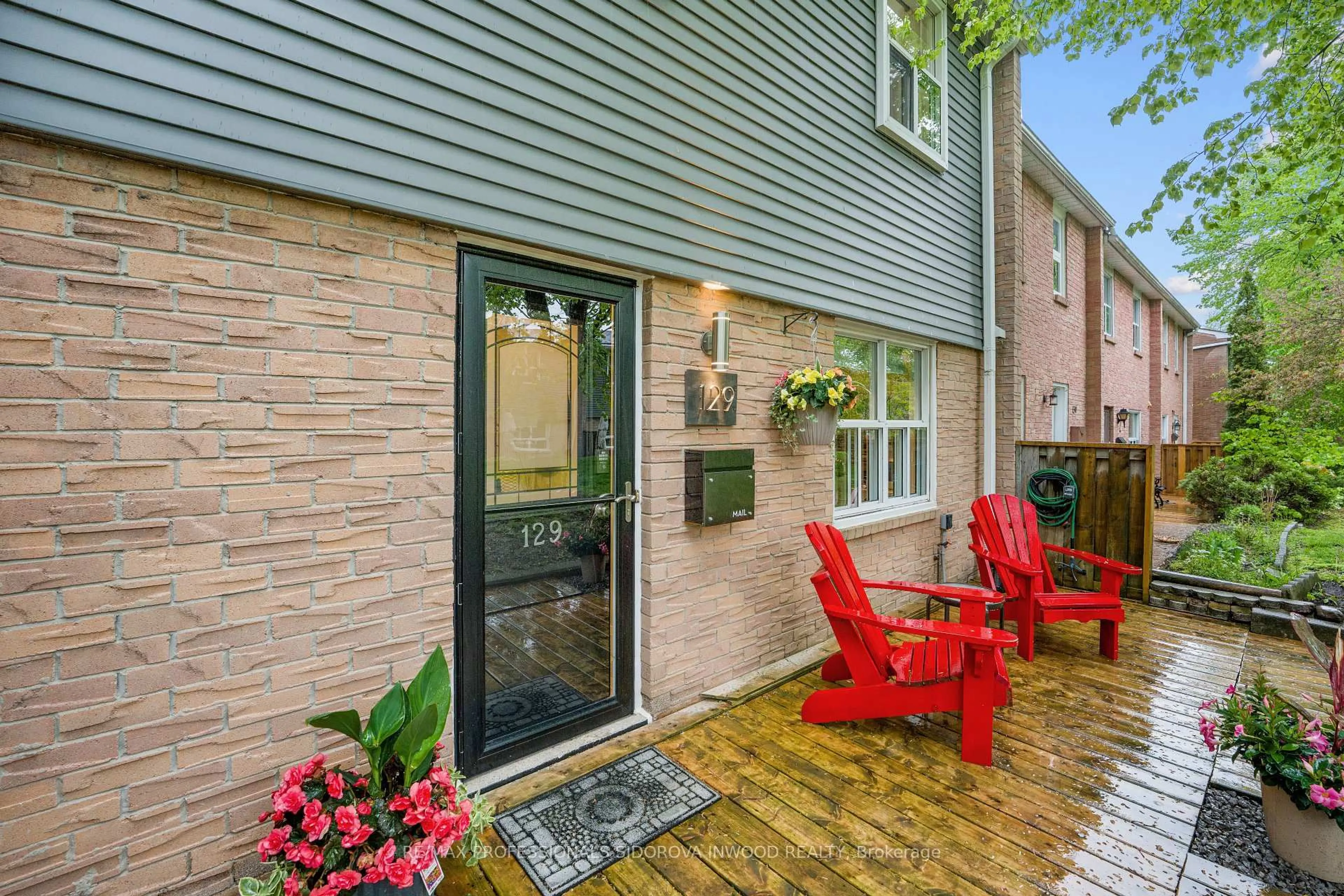 Patio, street for 1050 Shawnmarr Rd #129, Mississauga Ontario L5H 3V1