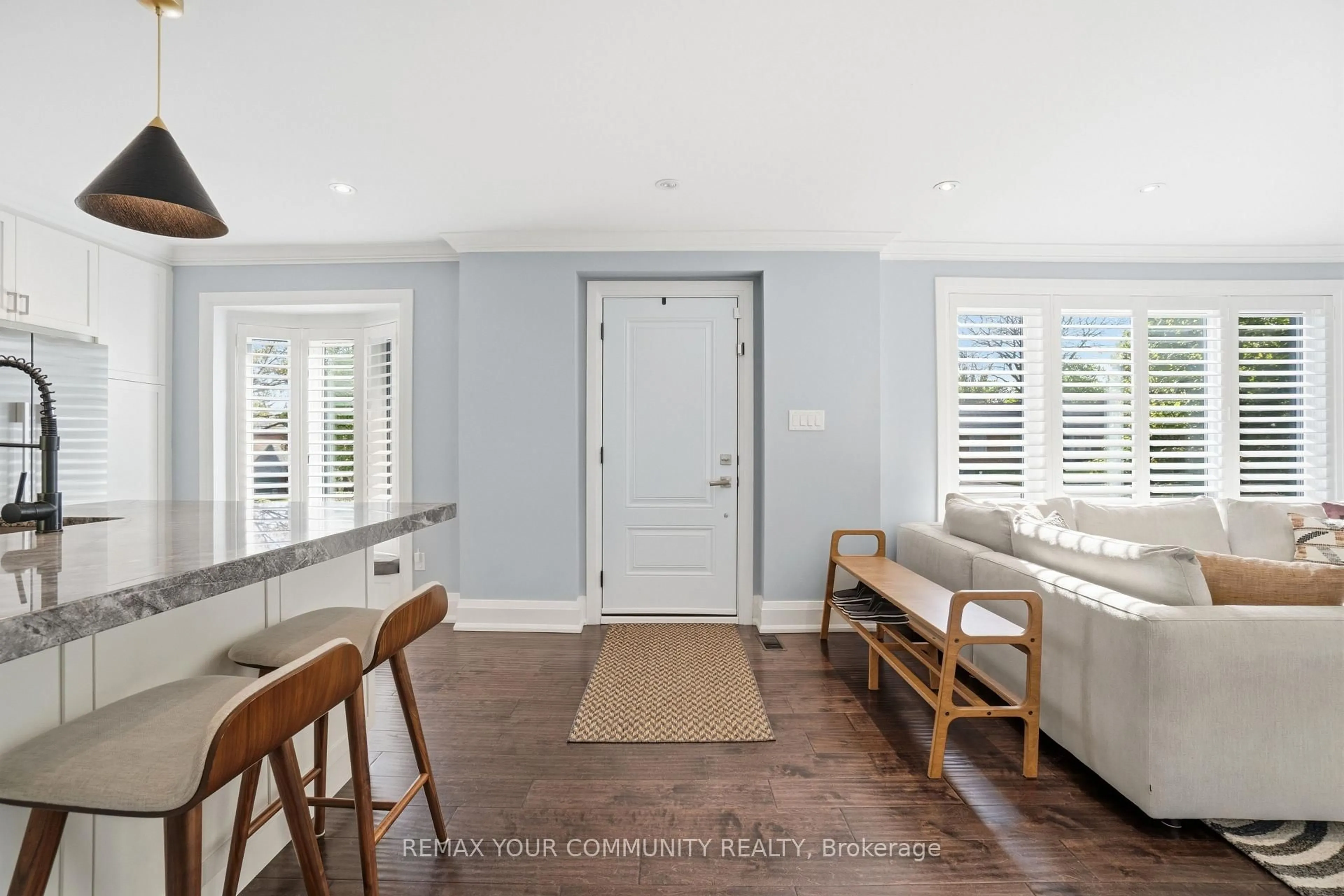 Indoor entryway for 1445 Islington Ave, Toronto Ontario M9A 3K8