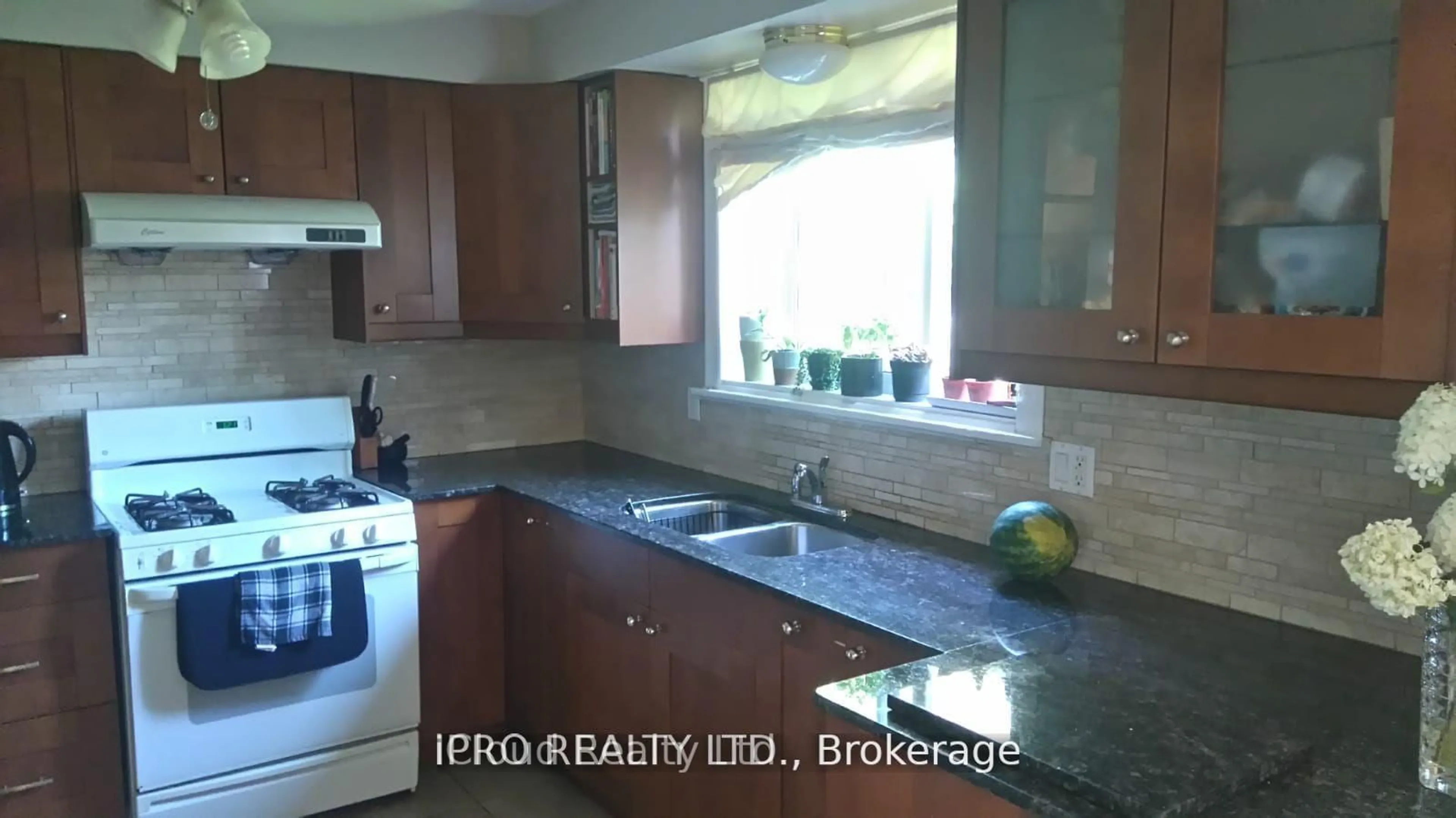 Standard kitchen, unknown for 62 Ambleside Dr, Brampton Ontario L6Y 1B9