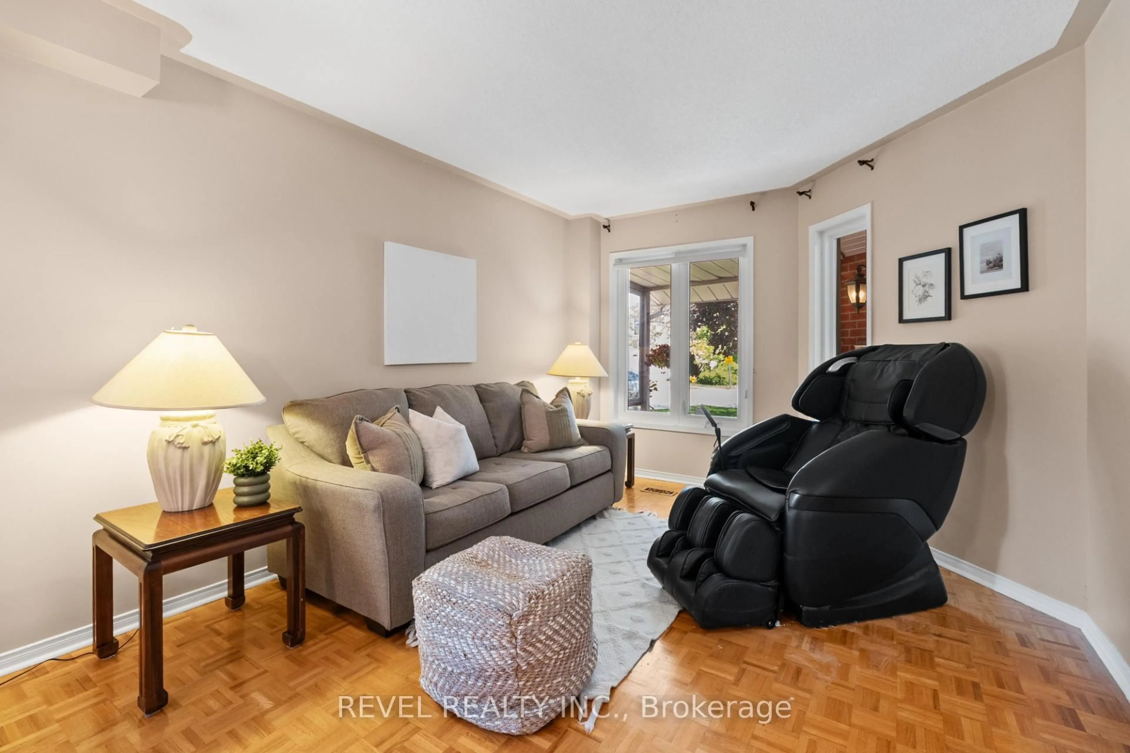 Living room with furniture, unknown for 1263 Bantham St, Mississauga Ontario L5V 1Y8