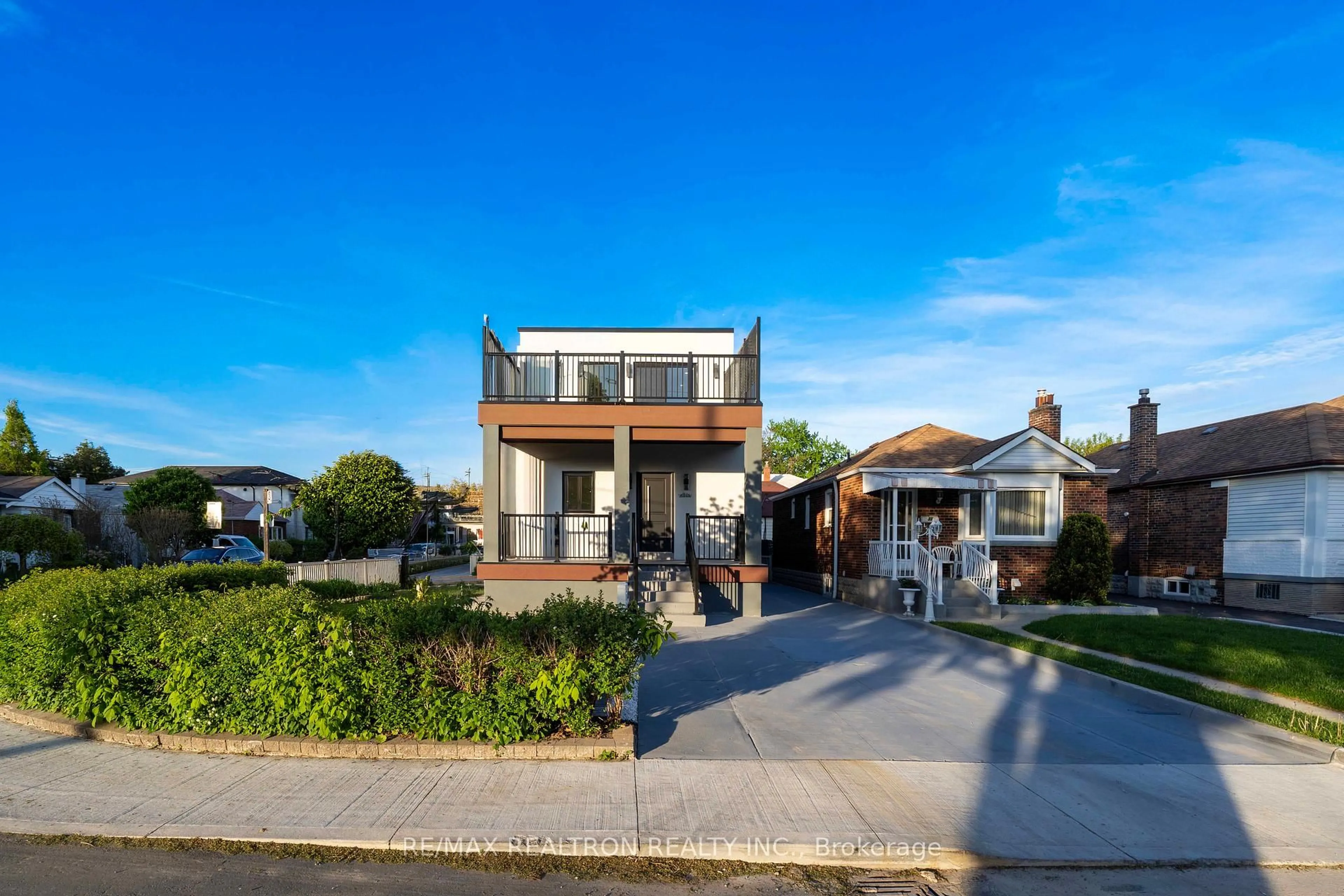 A pic from outside/outdoor area/front of a property/back of a property/a pic from drone, street for 33 Landour Ave, Toronto Ontario M6M 4J3