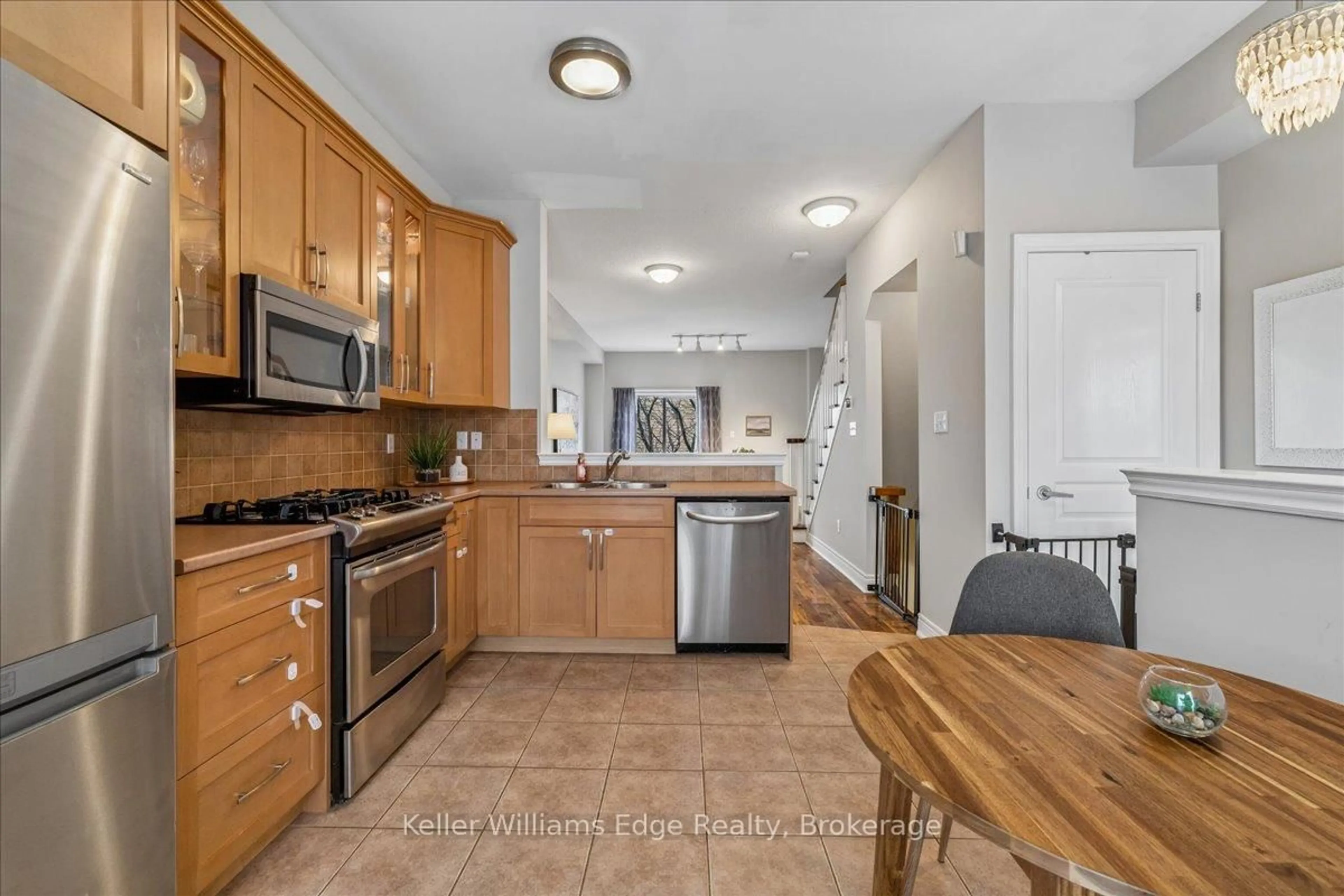 Standard kitchen, ceramic/tile floor for 684 SUMMERS Common, Burlington Ontario L7L 0A5