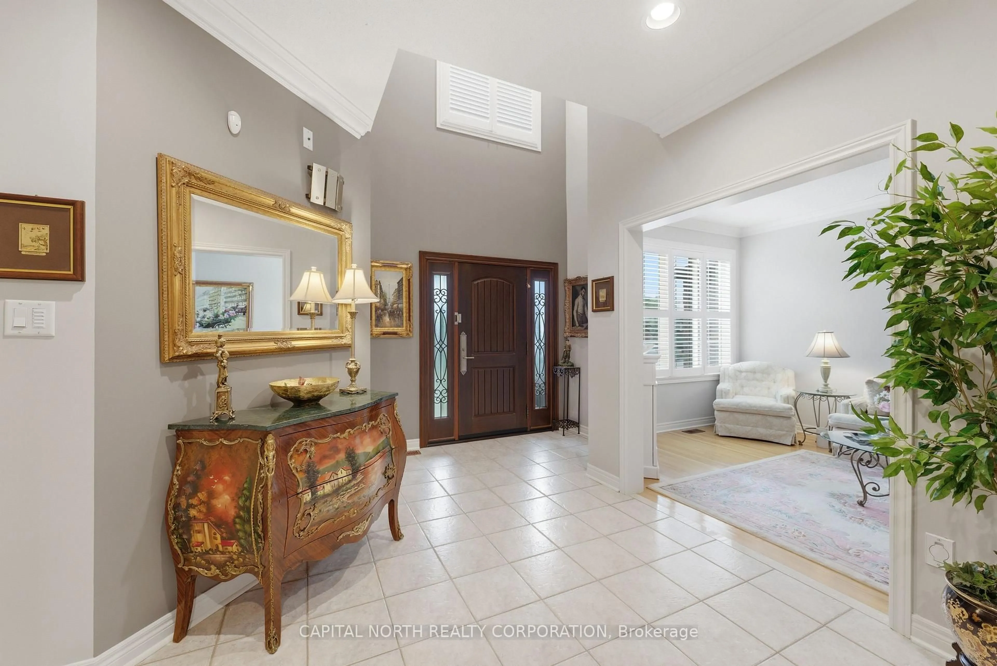 Indoor foyer for 6 Veerland Dr, Toronto Ontario M6L 1R9