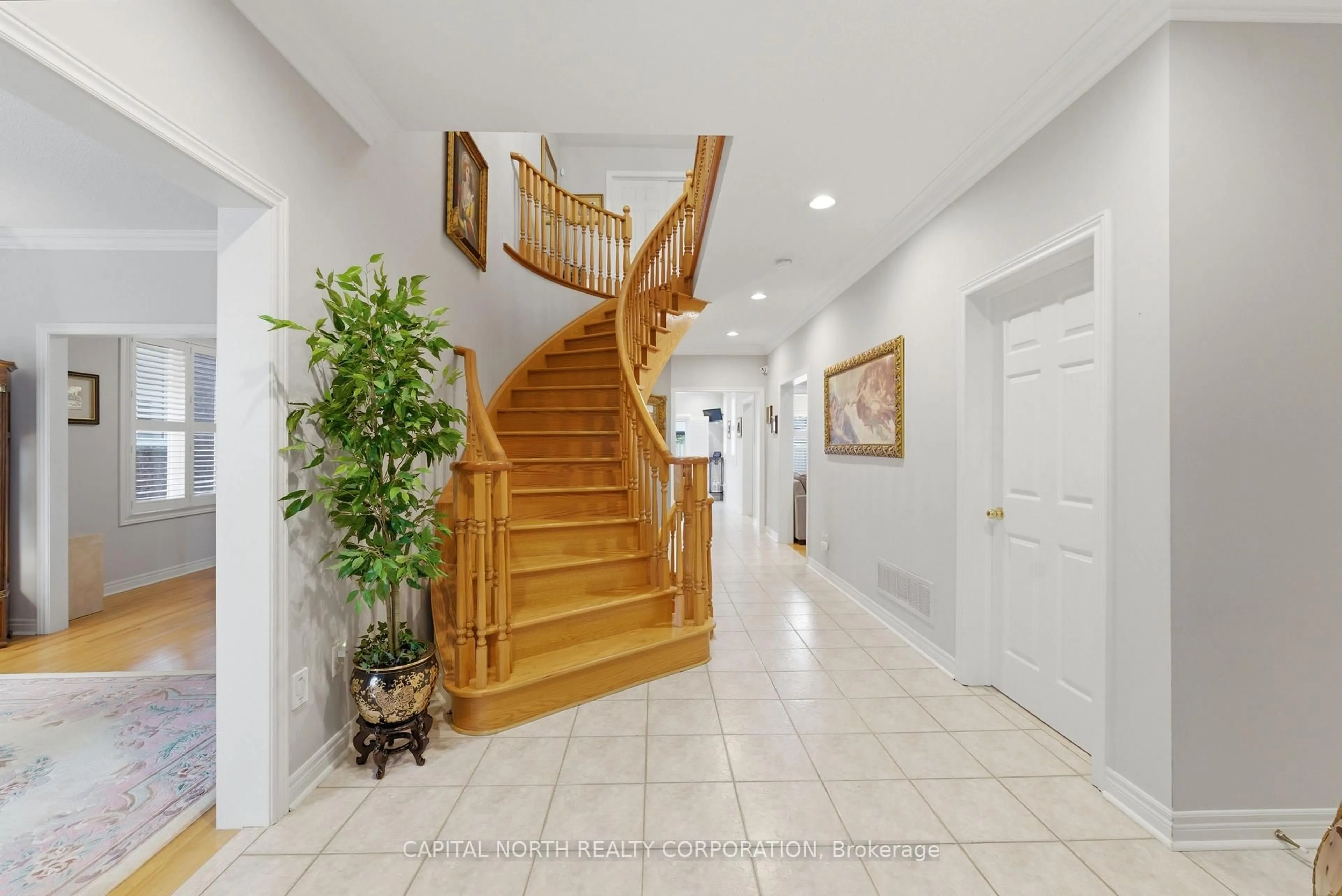 Indoor foyer for 6 Veerland Dr, Toronto Ontario M6L 1R9