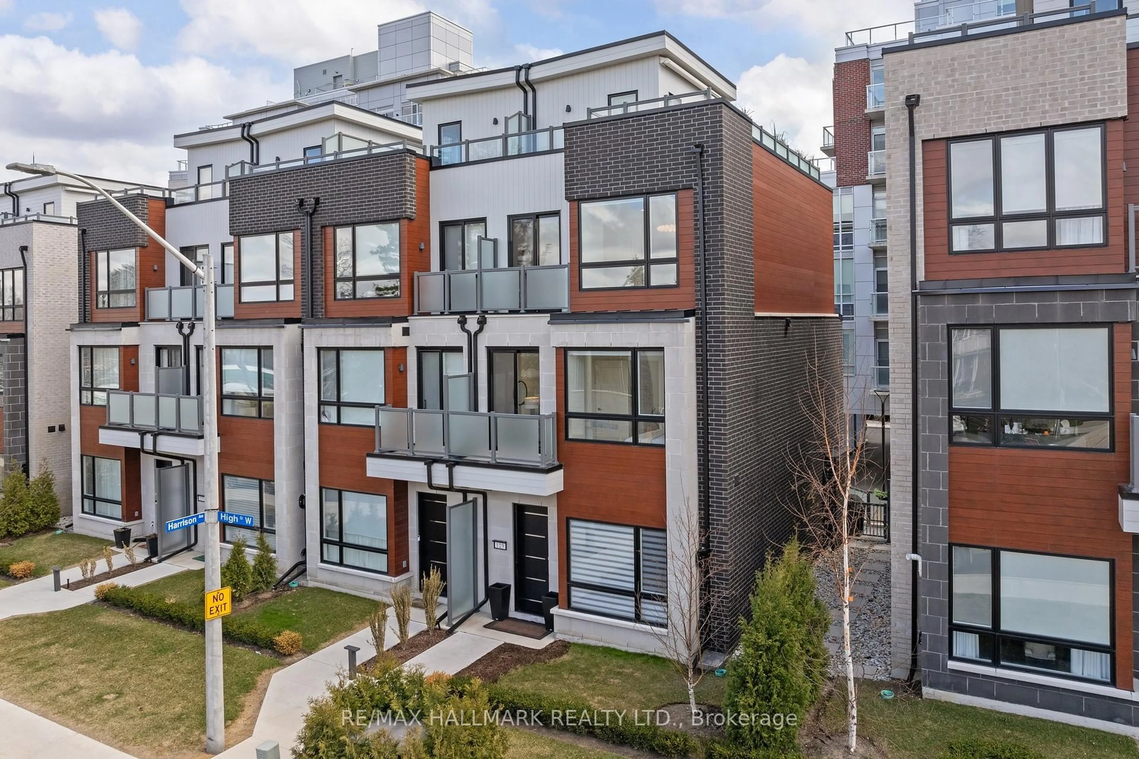 A pic from outside/outdoor area/front of a property/back of a property/a pic from drone, street for 129 High St, Mississauga Ontario L5H 1K4