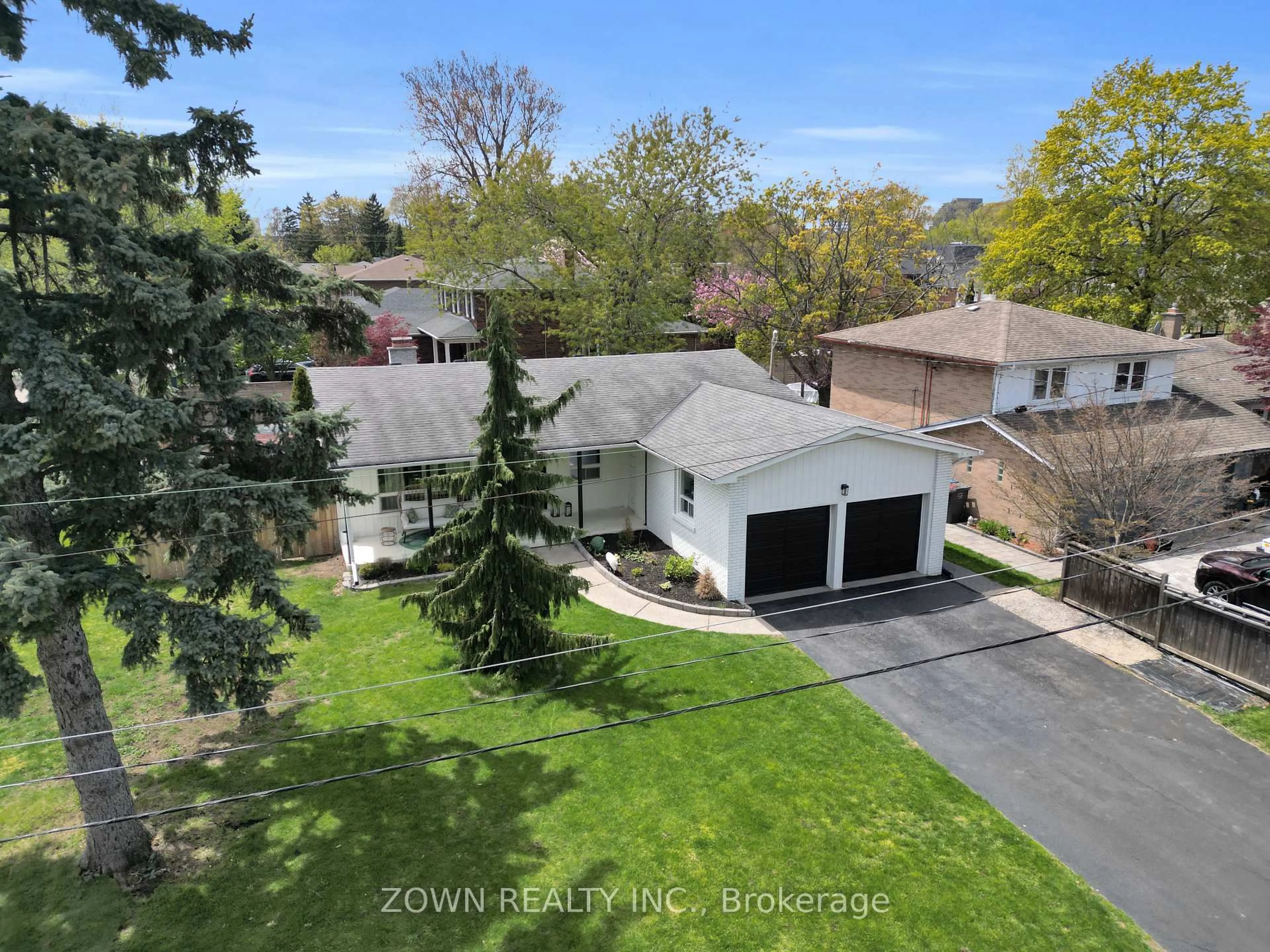 A pic from outside/outdoor area/front of a property/back of a property/a pic from drone, street for 2330 Edenhurst Dr, Mississauga Ontario L5A 2K9